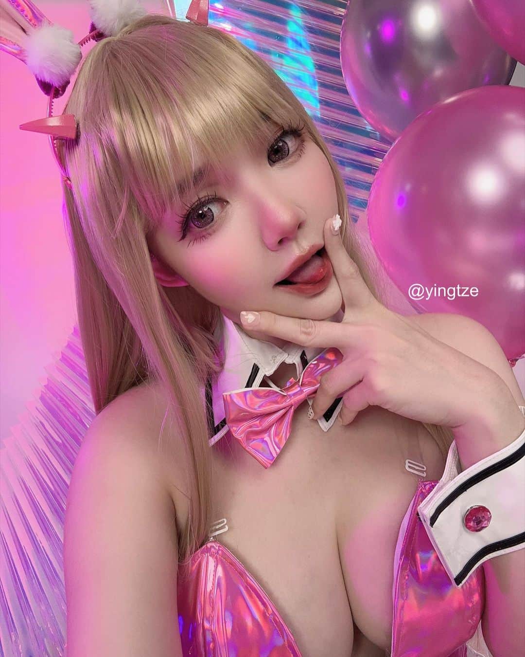 YingTzeのインスタグラム：「V for Viper ! 🐰💋  So @peoplegraphy studio has a Helium Tank now and I can have photoshoot with balloons yay !! 🥰🎈  Viper Toxic Rabbit will be part of July’s Patr3on Photo Set 🐰  #goddessofvictorynikke #nikke #nikkecosplay #viper」