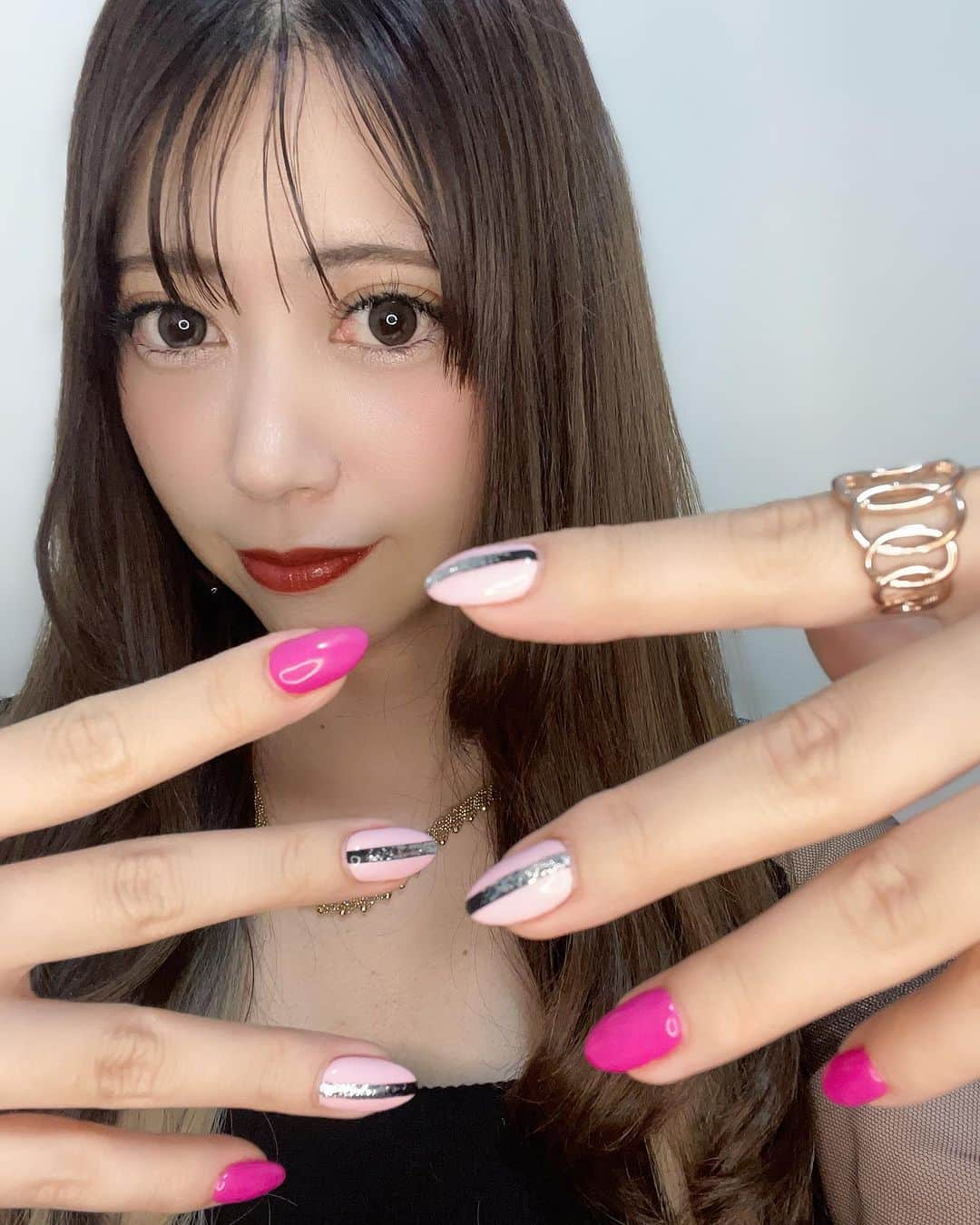 安森彩那さんのインスタグラム写真 - (安森彩那Instagram)「ぬんちゃ☀️ この夏はぬんちゃんは ₹˝ｬʓ👱🏽‍♀️🤟🏾💖になると宣言し、 ネイルもショッキングピンクにし、初のマツエクにも挑戦しました( ꇐ₃ꇐ ) 下まつげも付けたらなんか、ファービーみたいになったよ＜(　◉θ◉　)＞ - 服もGAL服調達しなきゃ🙈✿. GALぬーどう？？ - ネイル→みほさん @aulii.nail_miho  マツエク→ちえさん @aulii.eyelash_chie  ありがとうございました︎︎ᕷ꒰՞⸝⸝•̀𖥦•́꒱و ̖́- - キングオブコント1回戦 がんばってきまっちぇ💪。 -」7月8日 10時38分 - ayana.y_official