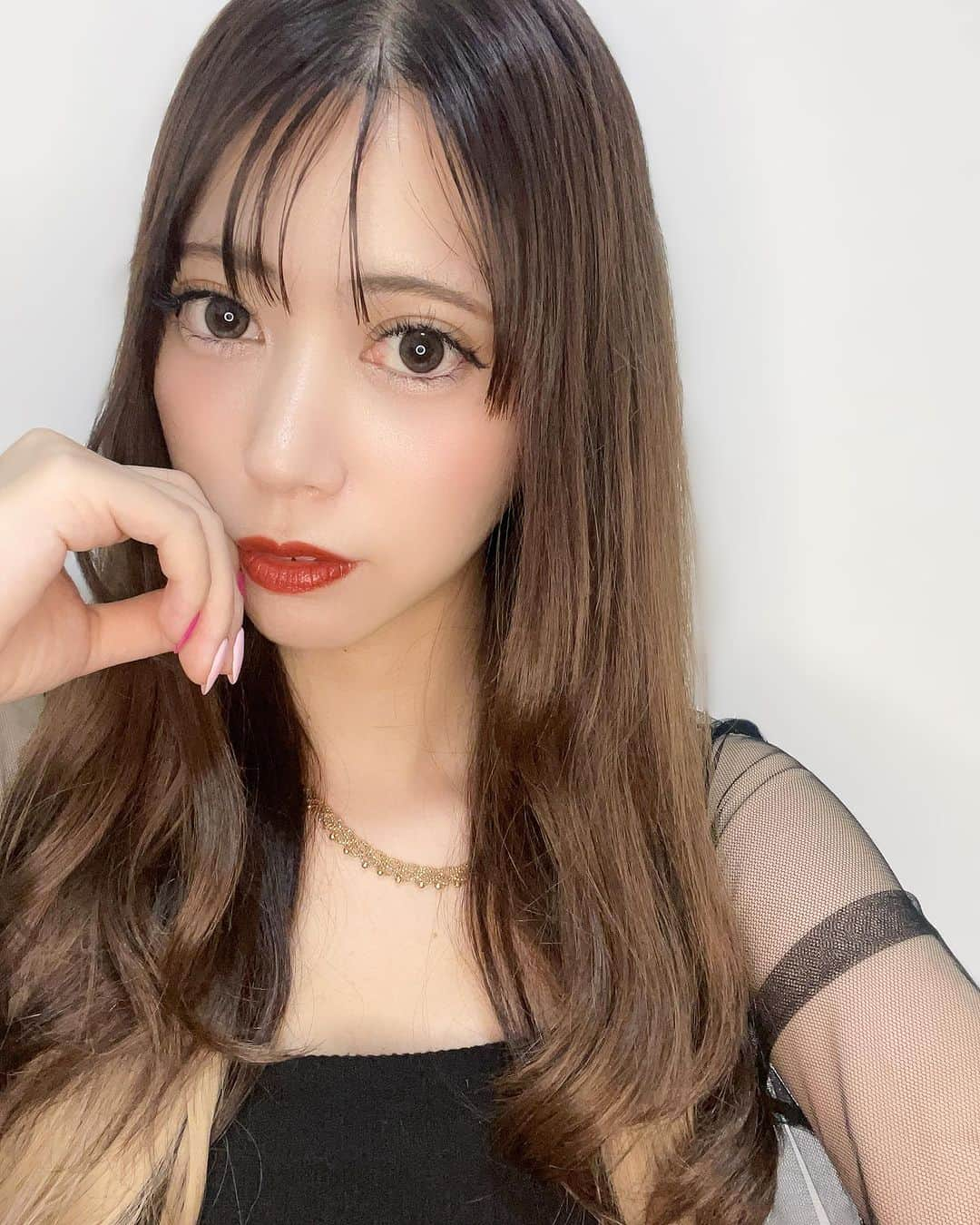 安森彩那さんのインスタグラム写真 - (安森彩那Instagram)「ぬんちゃ☀️ この夏はぬんちゃんは ₹˝ｬʓ👱🏽‍♀️🤟🏾💖になると宣言し、 ネイルもショッキングピンクにし、初のマツエクにも挑戦しました( ꇐ₃ꇐ ) 下まつげも付けたらなんか、ファービーみたいになったよ＜(　◉θ◉　)＞ - 服もGAL服調達しなきゃ🙈✿. GALぬーどう？？ - ネイル→みほさん @aulii.nail_miho  マツエク→ちえさん @aulii.eyelash_chie  ありがとうございました︎︎ᕷ꒰՞⸝⸝•̀𖥦•́꒱و ̖́- - キングオブコント1回戦 がんばってきまっちぇ💪。 -」7月8日 10時38分 - ayana.y_official