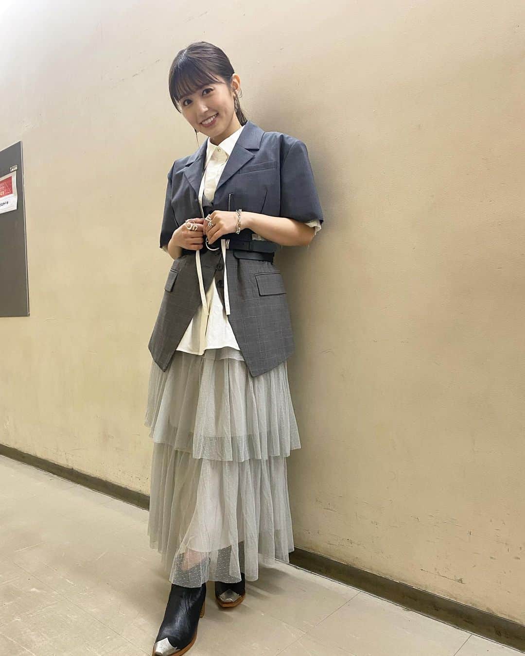 逢田梨香子のインスタグラム：「🗓️06.03 さよなら中野サンプラザ音楽祭②  2着目のお衣装👗 グレーでカッコいい少し大人な感じの衣装をリクエストさせて頂きました🫶」