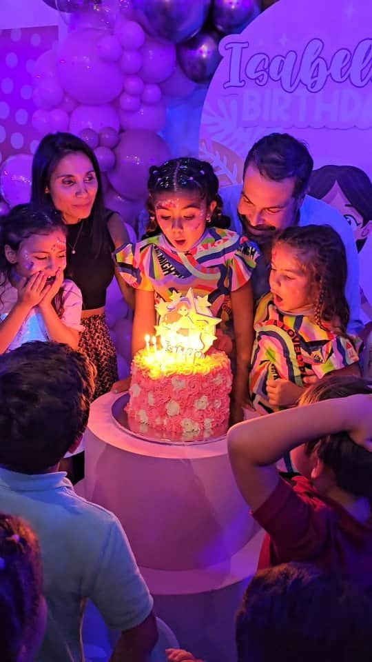 Cesar Gonzalez Cocineroのインスタグラム：「Cuando vieron a una niña más concentrada que Isabella pidiendo 1 deseo antes de soplar las velas? Se gozó su cumpleaños, no podía con la emoción, le encanto que el motivo de su cumple fuera Little Isa, un personaje que mande a dibujar para sorprender a mi princesa, inspirado en ella.  Todo tal cuál ella lo pidió, en @megajumpdoral con todos sus amigos, saltaron, jugaron a más no poder y para finalizar entraron al Laser Tag, su juego preferido.  Un millón de gracias a @anaqui_miami por la increíble decoración con el personaje Little Isa y el arreglo con Globos que se robaron el show.  De comida tuvimos los increíbles Pastelitos Andinos de @comoengochilandia que son un Hit y mis Tequeños preferidos de @tqmuchus 😍🔥  La gente que les recomiendo aquí lo hago de corazón pues su servicio es impecable, van a la segura. No me están pagando por hacerlo, es agradecimiento por tan buen servicio y calidad, así que pueden contratarlos con total confianza que estoy seguro no se arrepentirán.」