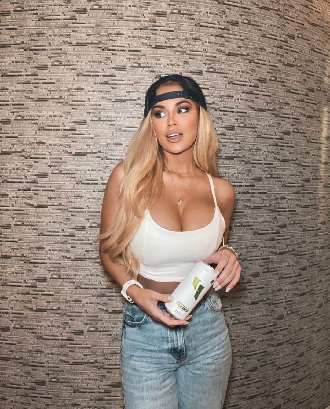 ジェサ・ヒントンのインスタグラム：「Using the threads app for my fav 🔥 memes.   Grabbing a little extra energy to go through my camera roll of 100k memes for you guys 😏😏😏 @1stphorm」
