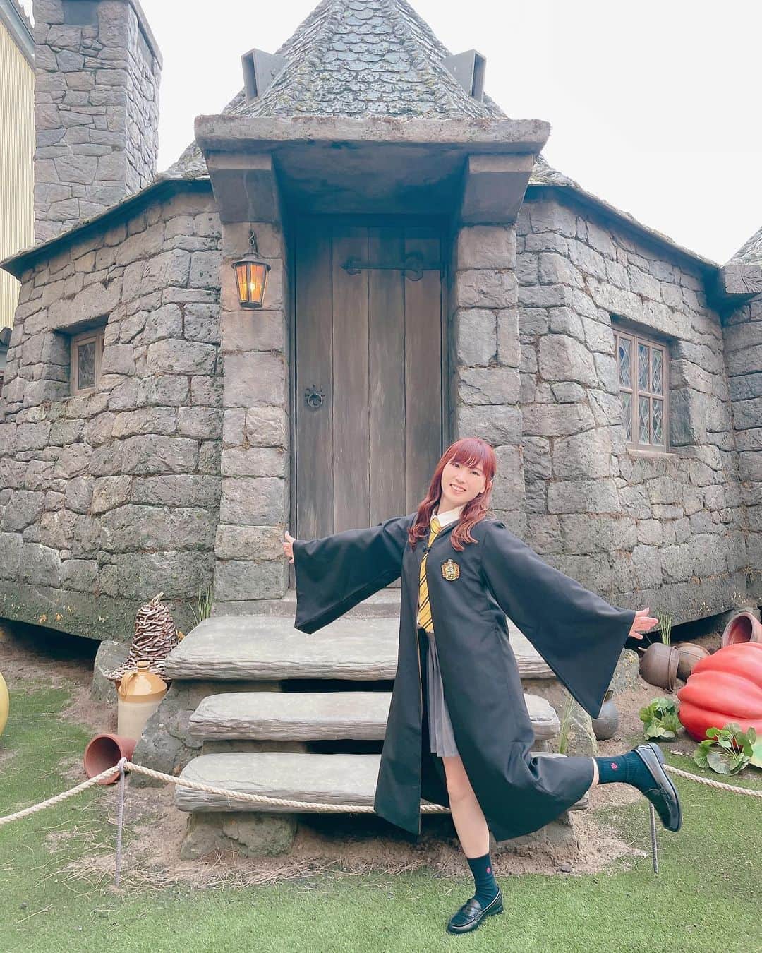 住吉珠貴(たまちゅーーーぶ)さんのインスタグラム写真 - (住吉珠貴(たまちゅーーーぶ)Instagram)「૮˶• ﻌ •˶ა 　 この度、ホグワーツ魔法魔術学校に入学しましたタマー・ポッターです🪄 　 なんて言ってみたい人生でした😗🤍 　 が！なんと！ 　 今年2023年6月にオープンした「ワーナー ブラザース スタジオツアー東京 ‐ メイキング・オブ・ハリー・ポッター」では、ハリー・ポッターの世界観にどっぷり浸かることができちゃいます🌞 　 きっともうみんな知ってるよね？ 　 東京の豊島園の跡地にできたんだけど、早速行ってきました🥺🩷 　 全作、本も映画もみている大好きなハリー・ポッターの世界を間近で体験できて、とても幸せな気分だったし、まだまだ実は時間がたりなかった。。。⚡️ 　 回るのに4時間くらいって聞いていったんだけど、少なくとも6時間は必要だねっ✨ 　 いや、、もっとかも。 　 今回だけでは全部堪能できなかったので、また必ずいくっ🔥 　 写真もたっくさん撮ったので、何回かに分けて投稿予定です🗓️ 　 よかったらみんなも行ってみてね🦉🤍 　 #ハリーポッター #ハリーポッタースタジオツアー #ワーナーブラザーズ #harrypotter #harrypotterfan #japan #としまえん」7月8日 10時51分 - tamachan301