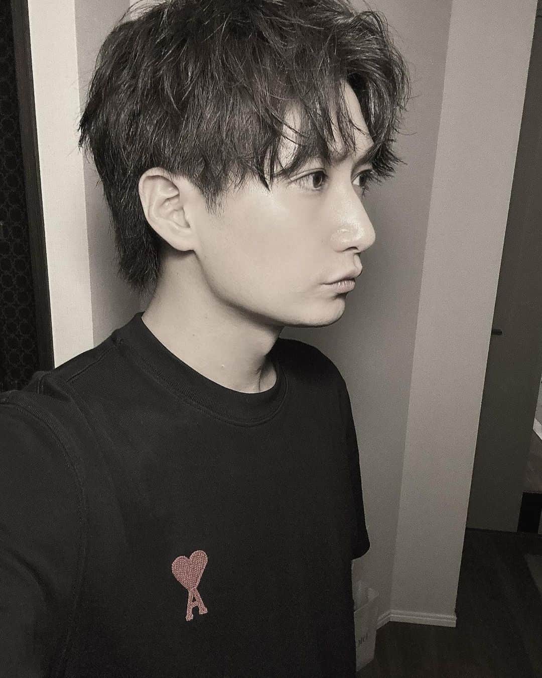 井深克彦のインスタグラム：「. 白黒×横顔が盛れる🐶」