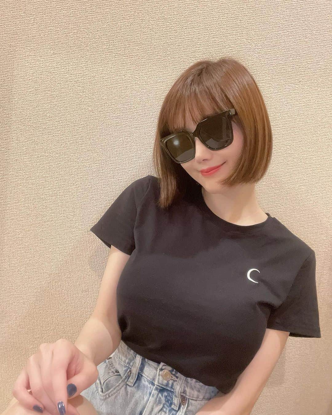 南キカのインスタグラム：「『グラサンとTシャツと私。』」