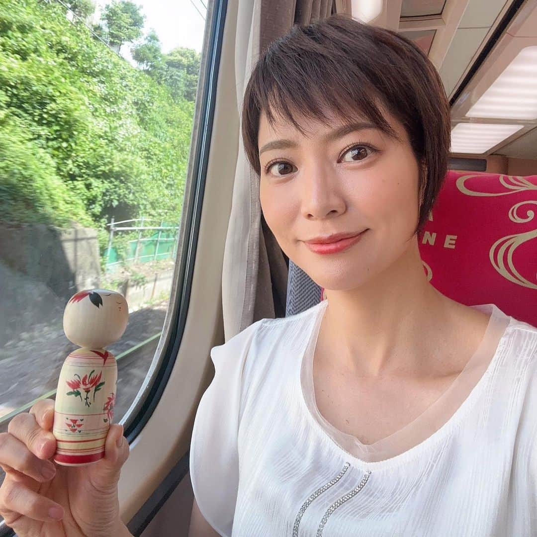 村井美樹のインスタグラム：「昨日は雑誌「一個人」取材で高野山へ！ いろんな鉄道に乗れて楽しい😆  #南海電鉄 #特急こうや #天空　#高野山ケーブルカー #一個人 #大沼秀顯工人 #旅こけし #村井美樹　#和歌山県 #南海電鉄高野線」