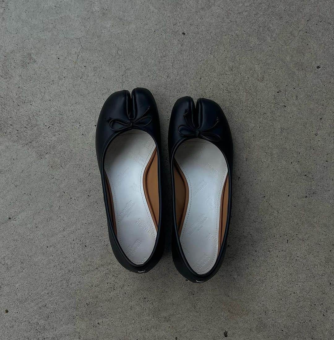 鈴木淳子のインスタグラム：「🖤  悩みに悩んで迎え入れたバレリーナ。  今年は久しぶりに黒い靴を選んでる。 これから先、ベーシックに長く愛用したいものを無意識に探してる。  いくつもの挑戦と失敗を重ねて 私が出来て行くんだなと 実感しています。  TABI Ballerina, which I welcomed after a long struggle.  This year, I have chosen black shoes for the first time in a long time, and I am re-selecting the ones that I want to use as basics for a long time.  It is a sign that I have finally decided on my own style.  #maisonmargiela #tabiballet #tabi #shoesaddict #postitfortheaesthetics」