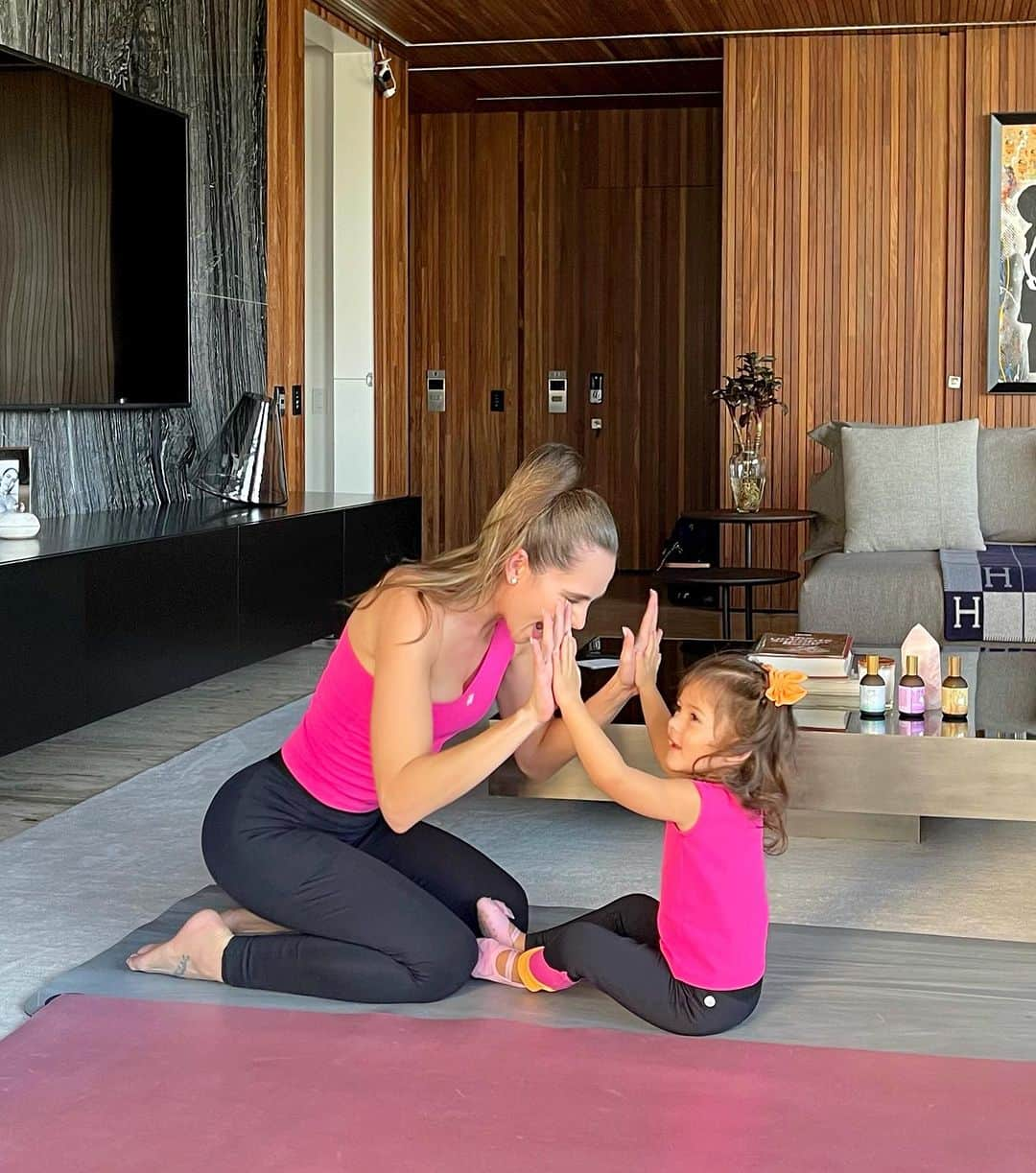 Wanda Grandiさんのインスタグラム写真 - (Wanda GrandiInstagram)「Bom dia do nosso álbum para vocês 💖 Estrella ama praticar Yoga com a mamãe, é nosso momento sagrado de respirar fortalecendo nossa conexão e nutrindo nosso amor. Te amo filha, obrigada por me transformar a cada dia! #meumomentorowa #rowinha #yogamaeefilha #minhamelhoramiga @rowa.store   Tia Ra obrigada pelo carinho e por cuidar da gente desde que Estrella era um feijãozinho na minha barriga. @raphaelafera」7月8日 21時53分 - wangrandi