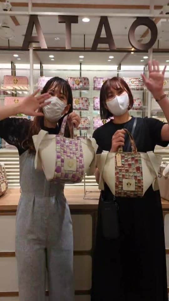 のインスタグラム：「@atao.kobe @ataoland_official  いつもインスタライブをご覧いただき ありがとうございます☺️  本日のインスタライブは2023年SS新作として登場した ≪バタフライ・ヴィトロ≫をご紹介いたしました！ 汎用性抜群✨無地の≪バタフライ≫も もちろん登場いたします～！   さらに！ 本日7月8日より店頭販売を開始した アミュレット・ブラックケリーもちらりと お見せしますのでぜひ最後までご覧くださいませ！  ≪バタフライ・シリーズ≫最大の特徴である “形が変わる”2way仕様の魅力、変え方に加えて 容量もご紹介🎶  こちらのアーカイブは7月15日(土)までご視聴可能です。 どうぞお見逃しなく⚡！   ATAOでは次週もインスタライブを配信予定！ ぜひ次週もチェックをお願いいたします！  ✔️バタフライ・ヴィトロ 　 　税別￥58,000(税込￥63,800) 　　オンライン▶︎ https://ataoland.com/products/butterfly-vitro  ✔️バタフライ 　 　税別￥45,000(税込￥49,500) 　　オンライン▶︎ https://ataoland.com/products/butterfly  【本日より店頭発売！】 ✔️アミュレット・ブラックケリー 　 　税別￥33,000(税込￥36,300) 　　オンライン▶︎ https://ataoland.com/products/amulet-black-metal    ＊――＊――＊――＊――＊――＊――＊ 【ATAO期間限定ショップ in 仙台】 開催期間：2023年7月13日(木)〜7月19日（水) 場所：藤崎百貨店 本館1Fイベントスペース 営業時間：10時～19時 ※金・土のみ19時半までの営業です。 ※展開する商品につきましては、 その時々の在庫状況によりますので事前のお問い合わせについてはお答えできかねます。ご了承くださいませ。   ※期間限定ショップの商品の在庫は都度変動しており、 その他の店舗では一切分かりかねます。 お手数ですが期間限定ショップを開催している 百貨店までお問い合わせ下さい。 ＊――＊――＊――＊――＊――＊――＊  =============== 【アトリエアタオ期間限定イベント開催中!】 atelier Atao(アトリエアタオ) 期間：2023年6月30日(金)〜7月9日(日)まで 営業時間：10:30〜20:30 場所：ATAO京都店(ラクエ四条烏丸1階) ※商品の在庫状況は都度変動いたしますので予めご了承くださいませ。 ===============  ◾️□◾️□◾️□◾️□◾️□◾️□◾️ □◾️□ 【✨✨ATAO横浜店 ATAO GOLF POP UP 開催中✨✨】 店舗：ATAO横浜店 イベントスペース 期間：6月13日(火)〜7月13日(木) 営業時間：10:00〜21:00 ※最終日はイベントスペースのみ20時閉店です ※商品の在庫は都度変動いたしますので、ご了承くださいませ。 ◾️□◾️□◾️□◾️□◾️□◾️□◾️□◾️□  ■オンラインストアは『アタオランドプラス』で検索🔍  ■『 @atao.kobe 』👈🏻トップのURLからもオンラインストアに飛べます💫  ■スタッフブログ 『スタジオアタオブログ』で検索 https://studioatao-blog.jp/  ■ATAOLAND＋公式LINEアカウントが登場💡 https://liff.line.me/1645278921-kWRPP32q/?accountId=876vdygu -----  #atao #アタオ #神戸ブランド #ATAOLANDプラス #アタプラ #バッグブランド #ショルダーバッグ #ハンドバッグ #トートバッグ　#バッグ #バタフライ　#バタフライ・ヴィトロ #イタリアンレザー　 #アーカイブ　#撥水 #インスタライブ #InstagramLive #2wayバッグ #新作　#お財布ポシェット」
