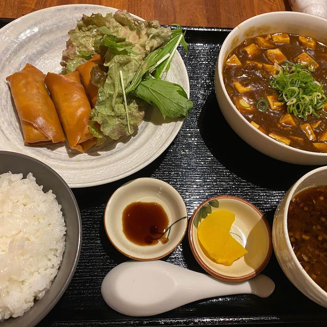 カバさんのインスタグラム写真 - (カバInstagram)「本日のでぶ活。  今回はNGK近くの けむり屋さん でランチ！  日替わりランチは カレー麻婆 春巻き スープ付き でした！  カレー麻婆の食べ方は これ一択ですよね？ ピリッとしてめちゃウマでした！😊😊  春巻きもカリカリで中は一般的な中華餡で熱ウマでした！火傷に要注意です！  ご飯もしっかりおかわりして今回のランチも カバッチグー！👍 でした！  またいかせてもらいまーす！  あぁ、痩せたい！  #本日のでぶ活　#でぶ活 #関西グルメ  #大阪グルメ #難波　#日本橋 #グルメ　#ランチ  #ディナー #けむり屋 #けむり屋＆フラワー本店 #中華　#米必須 #カレー麻婆 #春巻き　#スープ #腹パン　#カバッチグー #吉本新喜劇　#新喜劇 #カバ　#パン屋の旦那 #あぁ、痩せたい」7月8日 21時55分 - kabaking0129