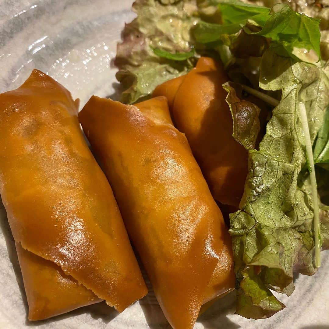 カバさんのインスタグラム写真 - (カバInstagram)「本日のでぶ活。  今回はNGK近くの けむり屋さん でランチ！  日替わりランチは カレー麻婆 春巻き スープ付き でした！  カレー麻婆の食べ方は これ一択ですよね？ ピリッとしてめちゃウマでした！😊😊  春巻きもカリカリで中は一般的な中華餡で熱ウマでした！火傷に要注意です！  ご飯もしっかりおかわりして今回のランチも カバッチグー！👍 でした！  またいかせてもらいまーす！  あぁ、痩せたい！  #本日のでぶ活　#でぶ活 #関西グルメ  #大阪グルメ #難波　#日本橋 #グルメ　#ランチ  #ディナー #けむり屋 #けむり屋＆フラワー本店 #中華　#米必須 #カレー麻婆 #春巻き　#スープ #腹パン　#カバッチグー #吉本新喜劇　#新喜劇 #カバ　#パン屋の旦那 #あぁ、痩せたい」7月8日 21時55分 - kabaking0129
