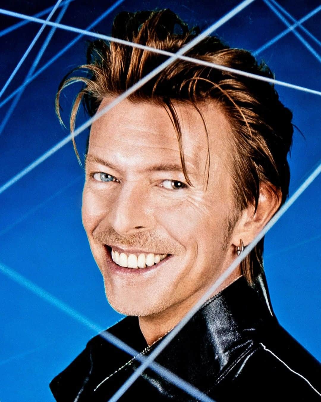 デヴィッド・ボウイのインスタグラム：「WELCOME TO BOWIE ON THREADS  “While tens of thousands found me in demand...”   136 thousand of you have already discovered the only official Bowie account on Threads since we launched on Thursday: https://www.threads.net/@davidbowie (Linktree in bio)  Threads is an online social media and social networking service owned by American technology company Meta Platforms. It functions similarly to other microblogging platforms like Twitter: users can post and share text, images, and videos; reply to, repost, and like posts by others. The app is available on iOS and Android with full functionality and on the web with limited functionality, soon to be expanded.  However, many of you won’t have found us on the platform as the release of Threads in the European Union was postponed amid regulatory uncertainty about how the app will use personal data. We’ll let you know if this situation is resolved.  If you’ve not used Threads yet, you may like to know that each post on the platform can only be up to 500 characters long and will allow users to include links, photos (max 10 per post), as well as videos not exceeding five minutes in length. (QR code to download app on second image)  📸 Jill Greenberg 1999  #BowieThreads #Bowie1999」