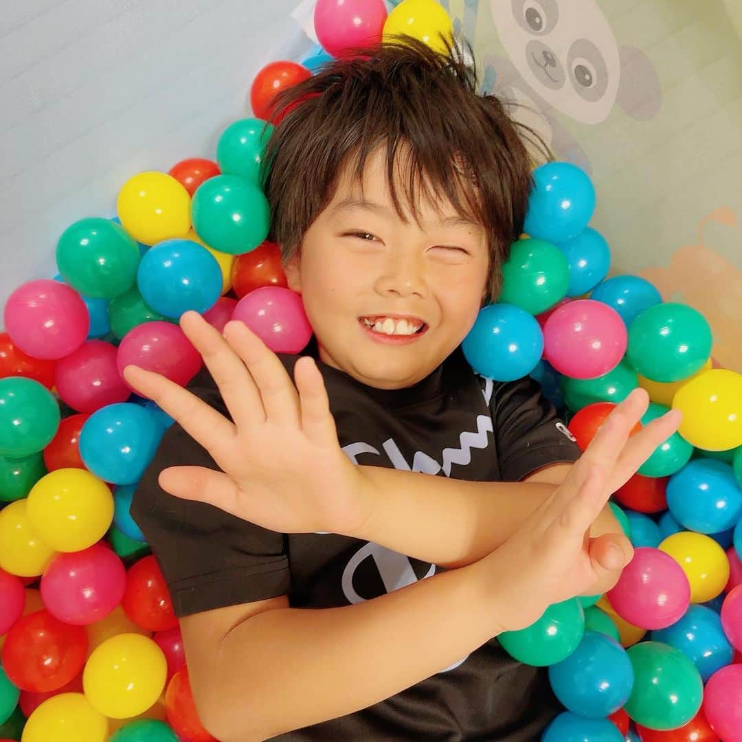 ブラザー4チャンネルのインスタグラム：「🎊Happy Birthday🎊 今日は四男なーたんが9歳になりました✨ ⁡ 早くからお祝いのコメントをたくさんありがとうございます😊 ⁡ これからもどんどん成長していく七斗をよろしくお願いします♫ ⁡ #brother4 #YouTuber #誕生日 #ななと #おめでとう」
