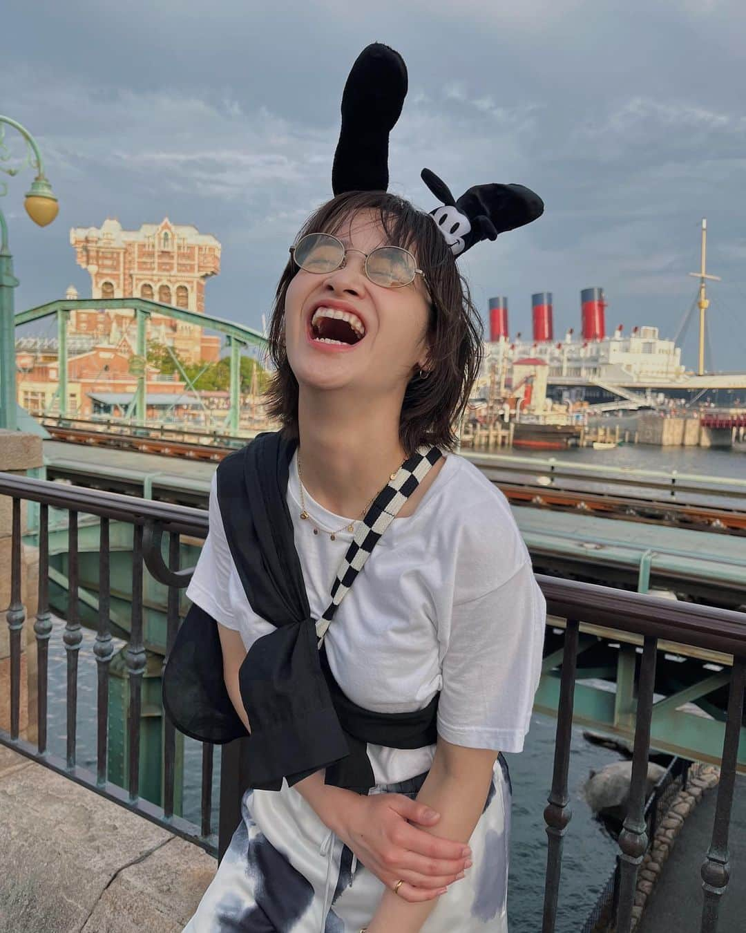 YUMIKO TANAHASHIのインスタグラム：「今回はdisneyseaに行ってきた🐭🌋 最近ハマっちゃってます！  シーはランドと違って世界中旅してるみたい！ ソアリン？ってやつ初めて乗った！スーパー楽しかった！！！！✨  面白瞬間変顔写真も載せとく。笑  #disneysea #disney  #ディズニー #ディズニーシー #七夕 #チュロス美味すぎてロバみたいな顔になった #楽しいね楽しいね」