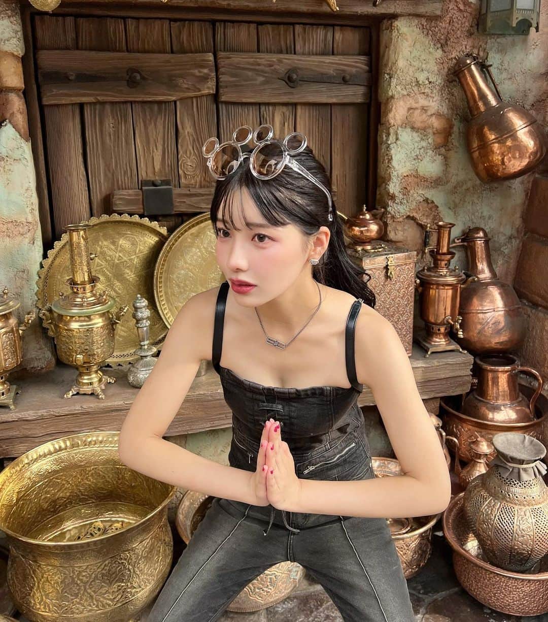 えみ姉のインスタグラム：「ㅤ 夏Disney 🌺 ㅤㅤ暑すぎて髪の毛3回くらい結び直した(笑) ㅤㅤ めちゃくちゃ食べて帰って2キロ増えてた🙄 ㅤ ㅤ #disneysea #disneyland #ディズニーシー #ディズニーコーデ  ㅤ」