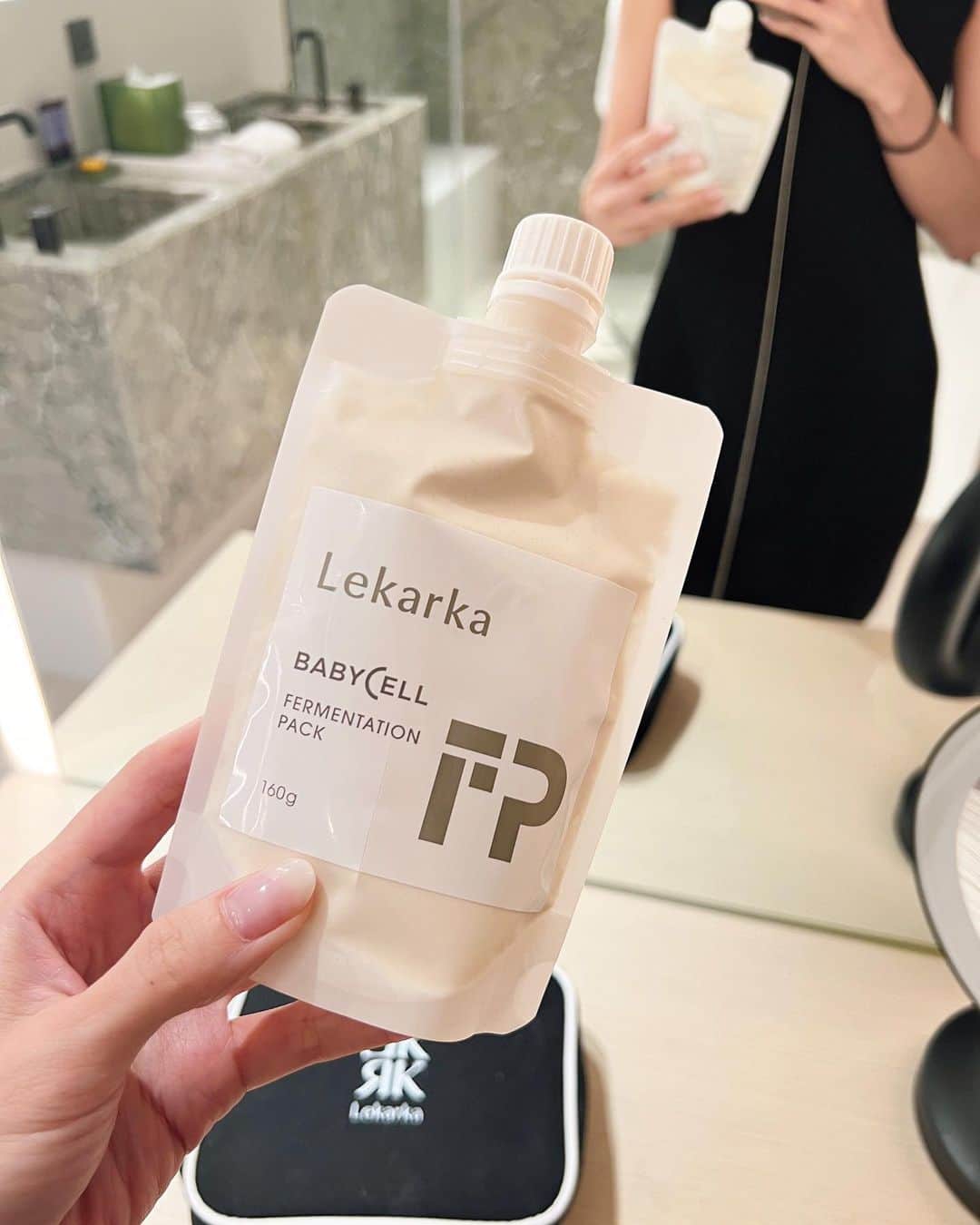 のインスタグラム：「韓国美容旅✈️✨  旅先でも必ず持っていくモノ。  @lekarkacosme  ◆FERMENTATION PACK  マイルドでピーリング効果のある美容パック 洗顔として使ってるよ。  ◆ LACTPEP LOTION  洗顔後一番最初に使う角質ピーリングトナー。 ニキビや吹き出ものに悩む方には抗菌・抗炎症作用もあって、本当オススメのお化粧水♡  私は旅先でも 自宅と同じスキンケアを使って 肌トラブルが避けるようにしてるよ😊🌸  #lekarka #trip #beauty #skicare」