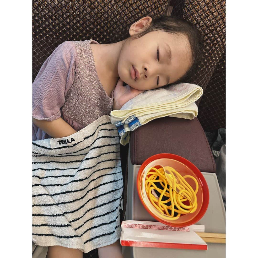 野尻美穂さんのインスタグラム写真 - (野尻美穂Instagram)「ひなた3歳🫶🏻 眠くなる前の最恐不機嫌により親たち汗だくで大変でしたが、それ以外は素晴らしく楽しめました😋 今年も沢山遊ぼうね〜大好き💞」7月8日 20時25分 - miho_cocoa