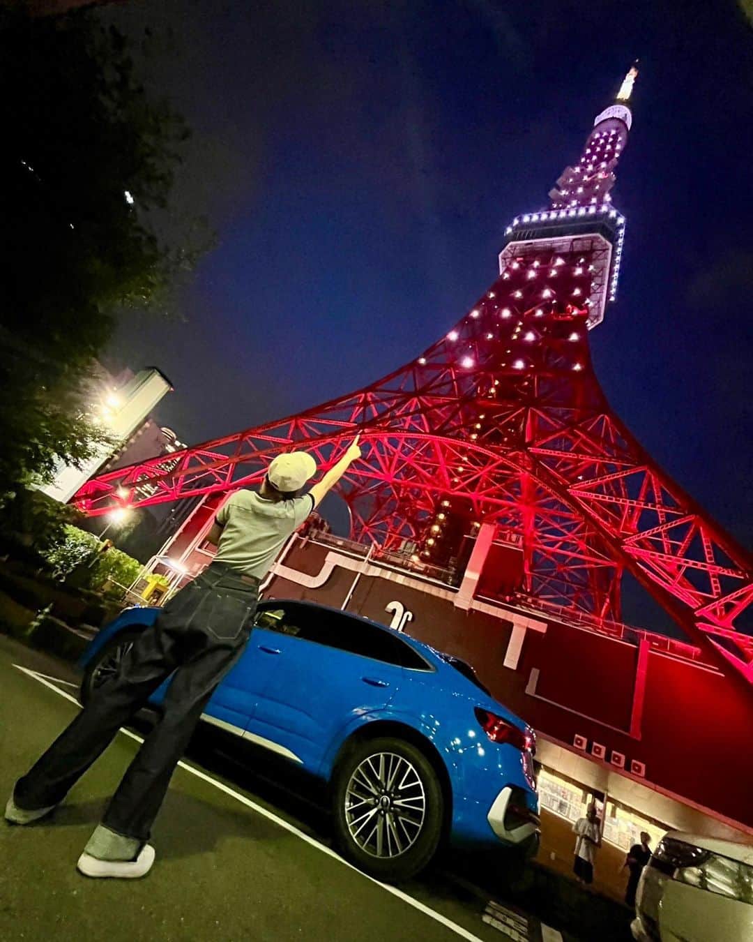 鈴木奈々のインスタグラム：「お疲れ様です😊 仕事終わりです✨ 東京タワーが近くにあったからマネージャーさんが写真撮ってくれました❣️ 迫力すごくてテンション上がったー🗼 #いい感じ」