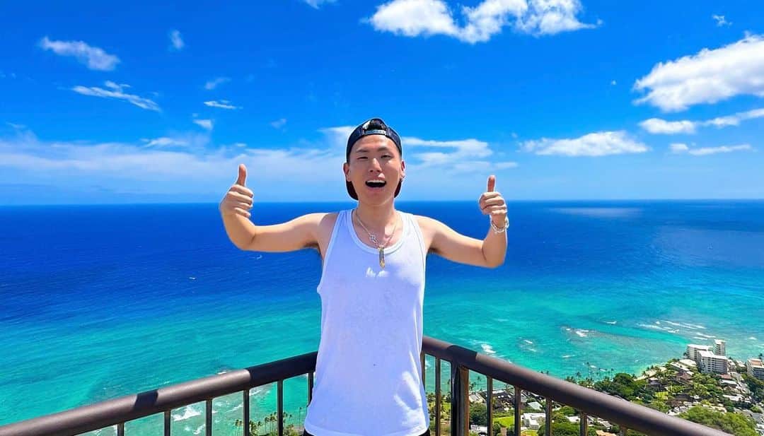 けーすけのインスタグラム：「ただいま日本🇯🇵 ハワイ編お楽しみに！！🏝🏝  #エスポ #夏 #ハワイ #hawaii #ダイヤモンドヘッド #寿司食べたい #だけど一年禁止 #なのでラーメン食べる」