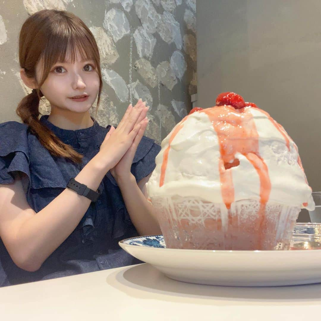 渡邉歩咲さんのインスタグラム写真 - (渡邉歩咲Instagram)「@slowjam_yamagata さんの  スノードームかき氷🍧🍨 名前の通りスノードームのような 可愛い形🥳 氷の外側が生クリームで覆われていて中はバニラアイスも入っててとってもおいしかったです🥰✨  場所 山形県山形市香澄町2－8－1 1F フォーラム山形（映画館）駐車場入り口脇  営業時間 月曜日	11時30分～17時30分 火曜日	11時30分～17時30分 水曜日	11時30分～17時30分 木曜日	定休日 金曜日	11時30分～22時00分 土曜日	11時30分～22時00分 日曜日	11時30分～22時00分 ・ ・ ・ #slow_jam #slowjam #スロージャム#山形カフェ #山形かき氷#山形市カフェ#氷活 #スノードームかき氷 #yamagatagram #yamagatacafe #いちごかき氷 #七日町カフェ #東北かき氷」7月8日 20時30分 - ayusa_watanabe