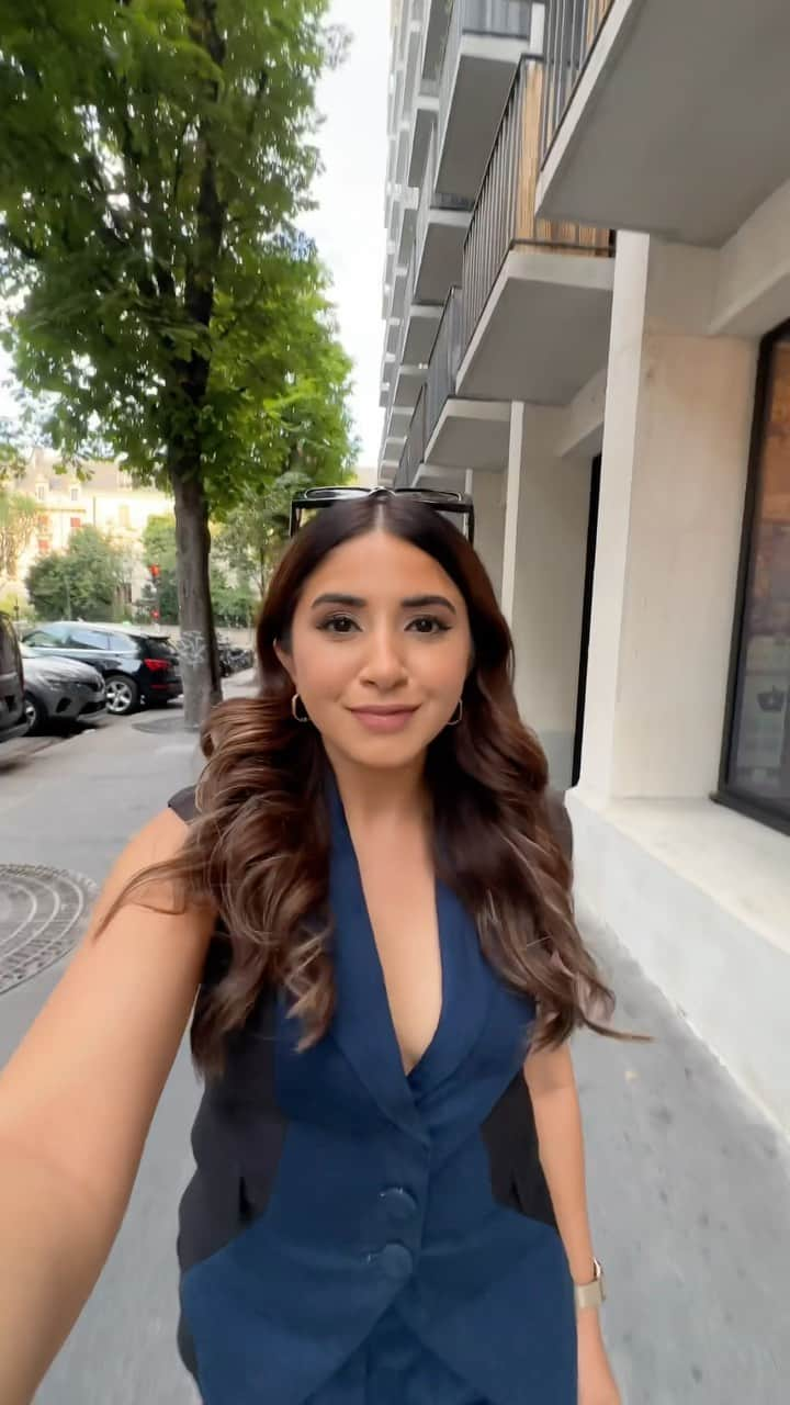 Aashna Shroffのインスタグラム：「Recently visited one of the biggest annual tech conventions with @lorealpro_education_india in Paris 🤍 L’Oréal Professionnel brought beauty and tech together. One such example is the iNoa.ID where you can virtually try on different hair colour shades before actually getting your hair coloured! Exciting, right? You can try it too, head to your nearest L’Oréal Professionnel salon to get your hair diagnosis.   #LorealPro #LorealProfIndia #VivaTech #ad @lorealpro」