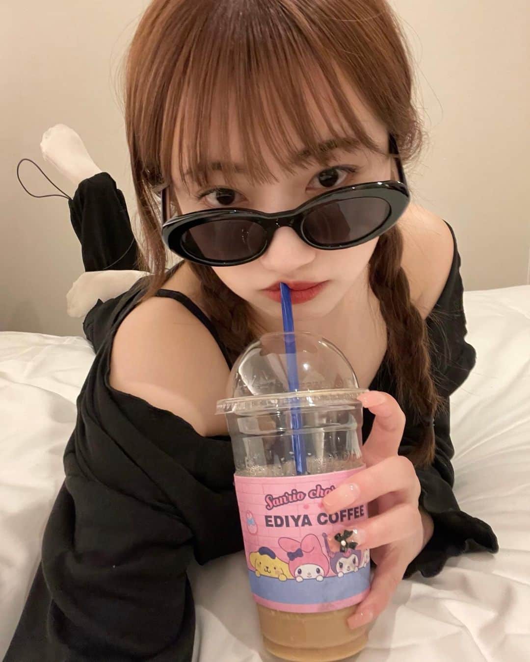 河﨑莉奈のインスタグラム：「리본네일🎀🖤  💅🏻@_jemiy_u  고마워요 ₍ᐢ‥ᐢ₎ ୨୧  韓国のEDIYAサンリオコラボかわちい🩷」