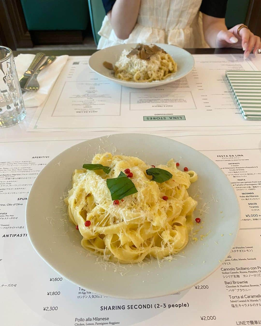 下野由貴のインスタグラム：「ある子とランチ🍽 誰でしょう〜？  #表参道ランチ」