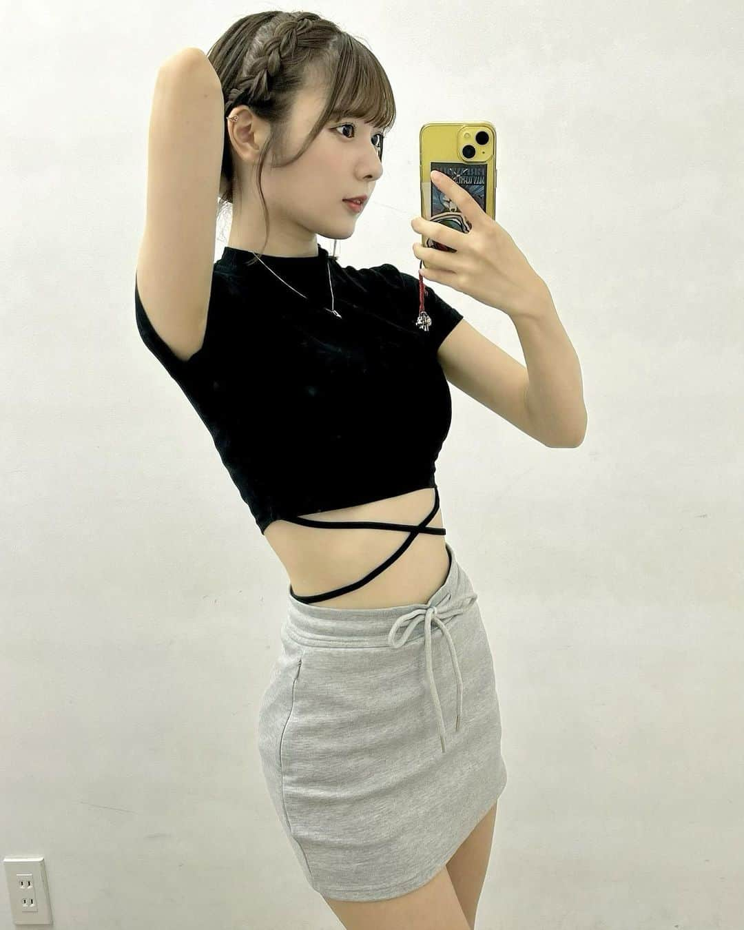 奥ゆいのインスタグラム：「お腹の紐が可愛くて好きなの〜🥰似合う？ でもさすがにこれで出歩きません🫣  #2i2 #アイドル #洋服 #今日のコーデ」