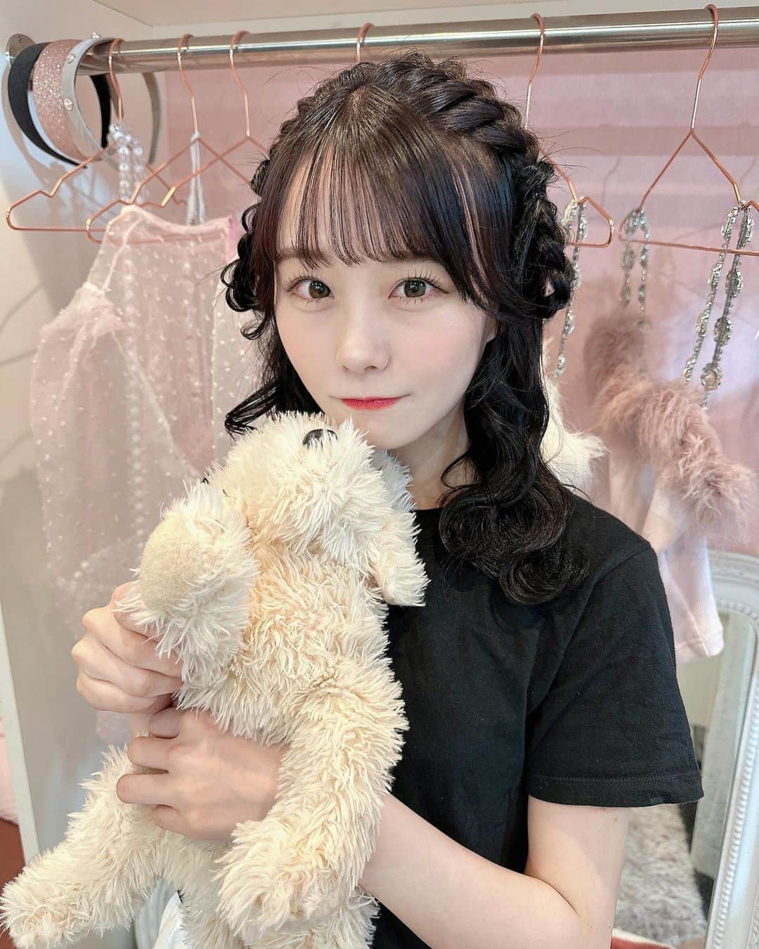 のインスタグラム：「たまにはこういうのもアリですか〜？❤︎ これからこまめにヘアアレンジしたいな💇‍♀️  まつ毛は　@_runa928  ヘアアレンジは　@__xx__hina  さんにやってもらいました❤︎」