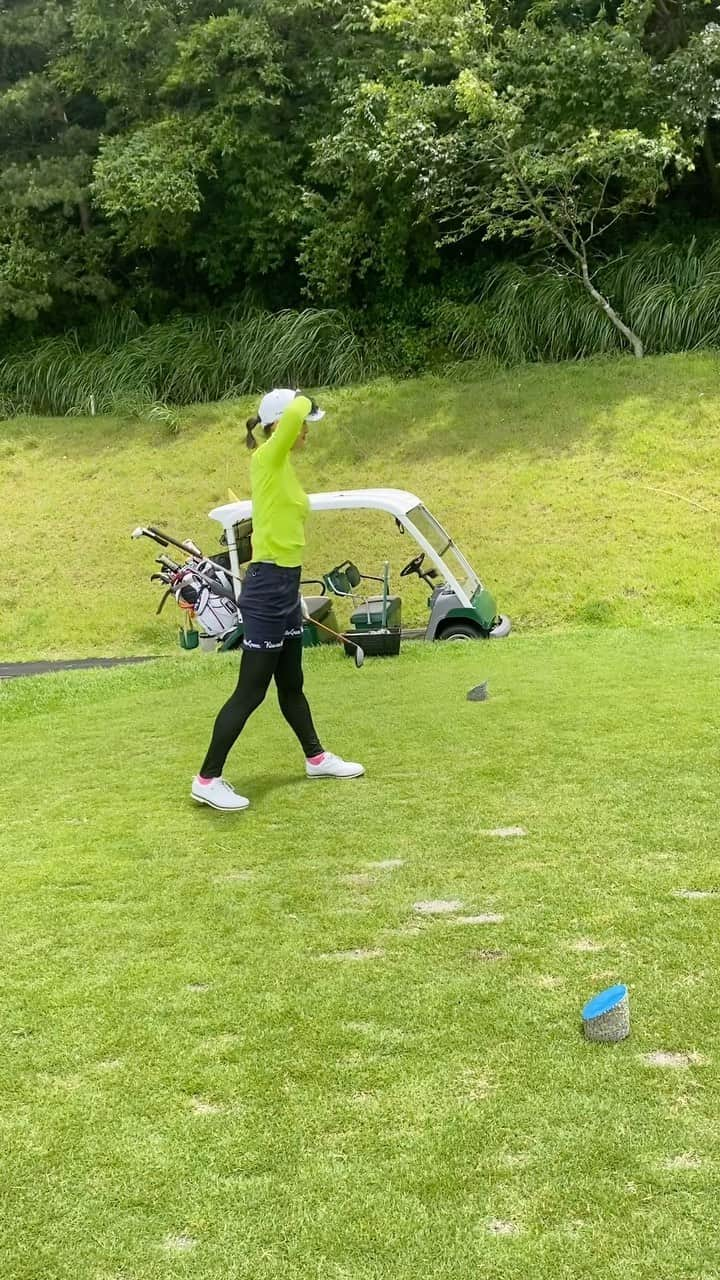 川崎志穂のインスタグラム：「0708 ・ ・ フォローの3w と アゲンストの5w 🫧 ・ ・ #ゴルフ #スイング動画 #golf」