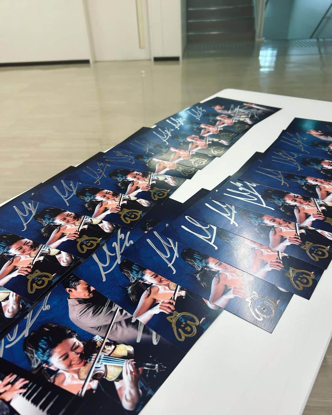 木嶋真優のインスタグラム：「札幌芸術劇場hitaru with大林武司さんと🎹終了！ クラシックから新曲からジャズまで 生音で響く素晴らしいホールで絶妙な音響さんと舞台のライティングを作ってくださったチームのみなさんにに感謝🙌 温かいお客様と最高に楽しい時間でした。 ありがとうございました✨」