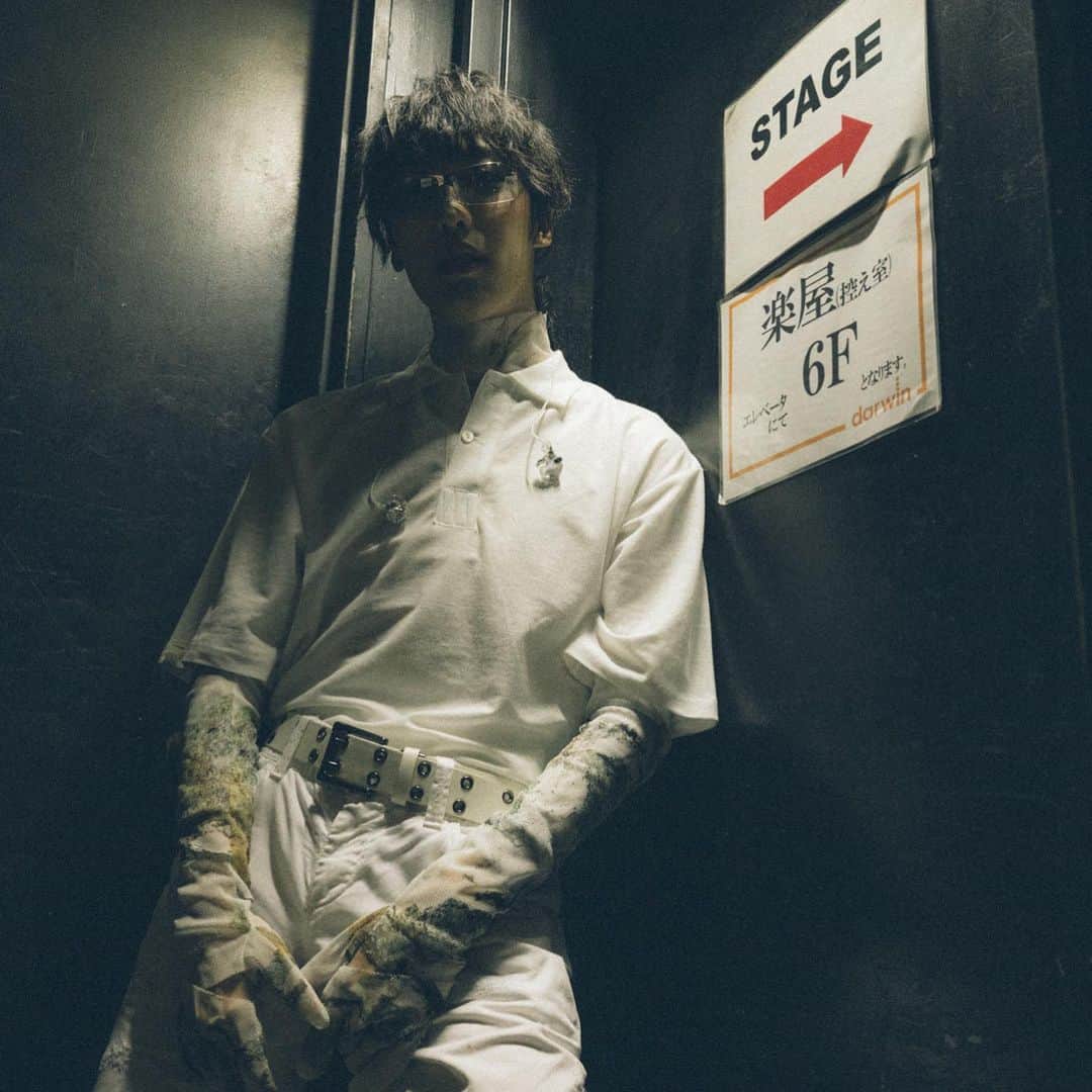 Aile the Shotaのインスタグラム：「.  Prologue -LOVE-  photograph / @satoshihata87   👕@fakeasflowers  👕@balmung_tokyo  🕶@dior 👖 @dolcegabbana   #AileTheShota」