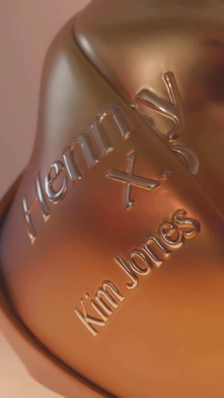 桜田通のインスタグラム：「Hennessy X.O by Kim Jones   コニャックブランド『ヘネシー』がイギリスのファッションデザイナー、キム・ジョーンズ氏と限定デザインボトル『Hennessy X.O by Kim Jones リミテッドエディション』を発表、マスターピースは世界限定200本、さらにもう1種類の限定デザインボトルと、フットウェア『HNY low by Kim Jones』もリリースされました！  キム・ジョーンズ氏の自由で遊び心あるクリエイティブなビジョンを織り込んだコラボレーションで「ボトルのためにデザインされたオーダーメイドのクチュールのようなものだ」と語っており、ファッションデザイナーとしても活躍しているからこそ生まれた至高の作品だと思いました✨  スニーカーもヘネシーからインスピレーションを受けたデザインがめちゃくちゃかっこよくて最高です！  @Hennessy #HennessyXO #HennessyxKimJones #ヘネシーXO #ヘネシーxキムジョーンズ #Sponsored #DrinkResponsibly  今回の服はもちろん @dior 💎」