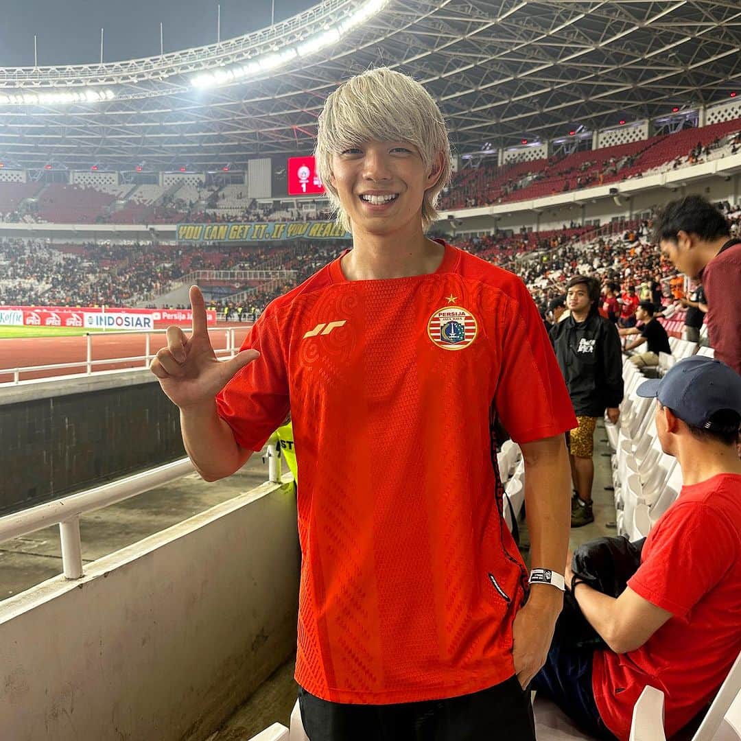 のインスタグラム：「TAIYO🇯🇵🤝🇮🇩PERSIJA   Indonesian football fans are very passionate🔥  Love Jakarta 👆👆  #indonesiafootball #persija #persijajakarta #jak #football」