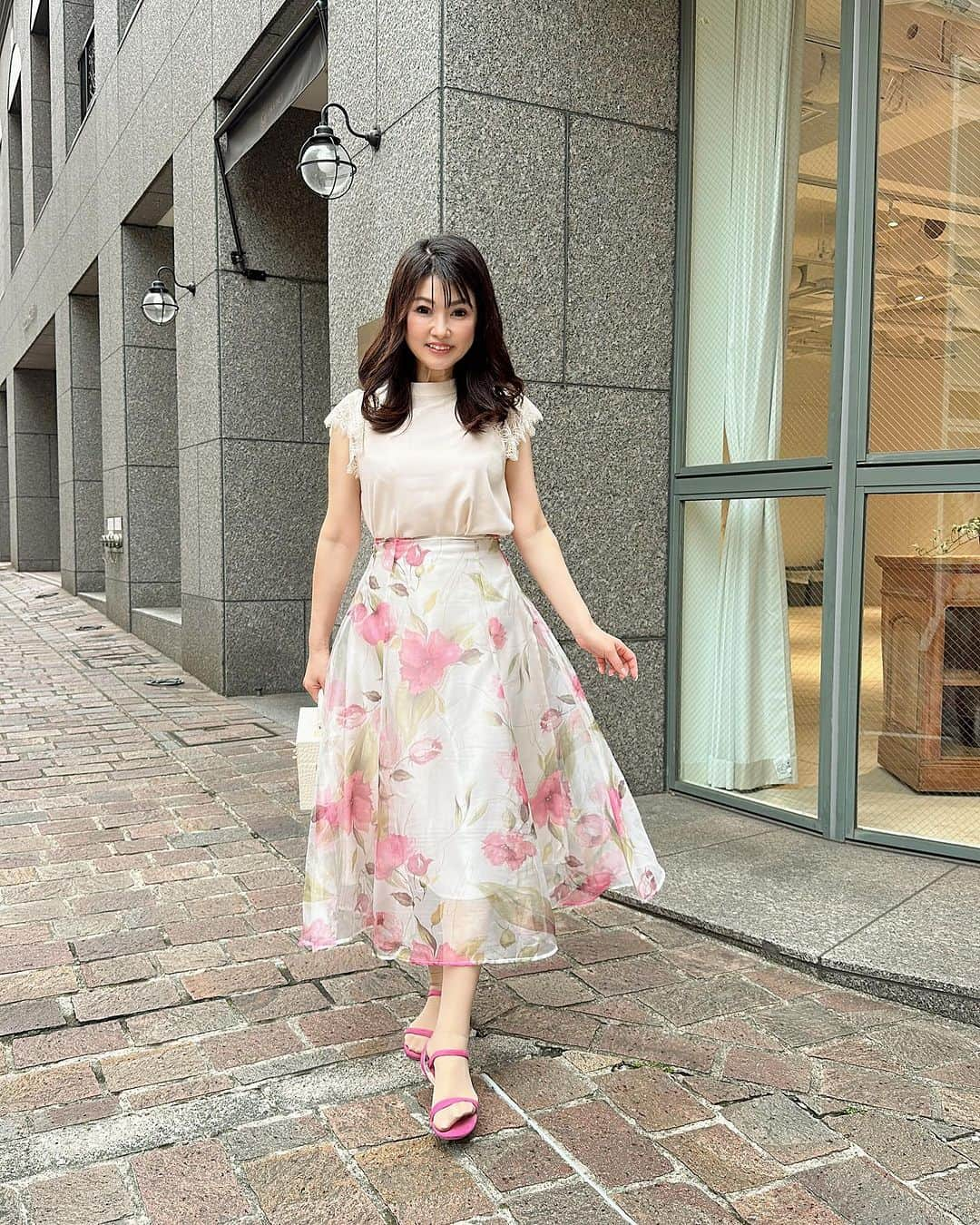 Maya Shiraiのインスタグラム：「好きなものを着るとテンション上がるし、笑顔が増えると思っています☺️ お洋服の力って凄いなって思うんです✨✨  これを着るからヘアもメイクもキチンとしよう。  こんな会があるからお気に入りのコレを着て行こう。  素敵だねって褒められた。  FEERICHELUが皆様の笑顔とハッピーを沢山お届け出来るように💓 大切な時にもお選びいただける様なアイテムになれます様、全力でものづくりしています🥰  同世代の方からも色々お話しさせて頂けてとても嬉しいです🩷 年齢は重ねるものなので、あまり気にしてないです笑 好きな事をする❣️好きな服を着る 甘めコーデもまだまだ着ちゃう 48歳✨  美容も出来る限り頑張ってます🤣 また良い情報ありましたら共有しますね♡  ーーーーーーーーーーーーーー FEERICHELU(フェリーシェル)では、 「ここでしか買えないオリジナルデザイン」のアイテムを多数取り揃えております。 大量生産を行わず「厳選した上質素材」と「丁寧な縫製」「美しいシルエット」「長持ちする製品」を心を込めてデザイン・製造・販売しています🥰🌸 ーーーーーーーーーーーーーー  #feerichelu#フェリーシェル #きょこ#olの日時#出勤スタイル#仕事コーデ#オフィスコーデ#フェミニンスタイル#きれいめ女子#大人可愛いファッション#デートファッション#通勤ファッション#olコーデ#お仕事服#デートコーデ#華やかコーデ#大人フェミニンコーデ#フリル#ブラウス#ブラウスコーデ#高見えコーデ#着映え#夏コーデ#夏先取り #女子力高め」