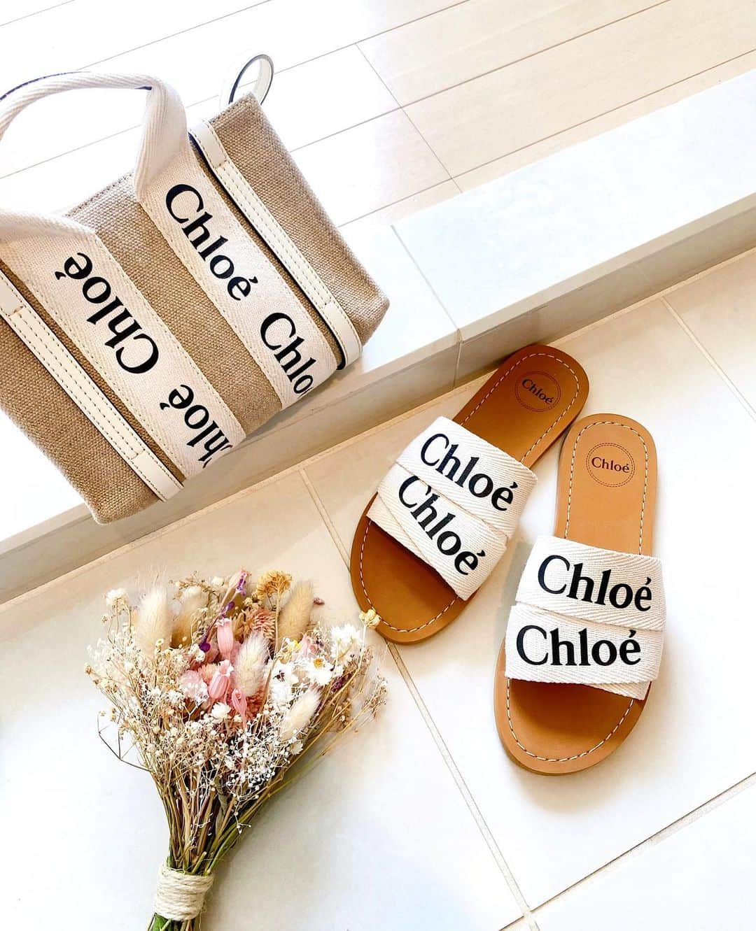 込山榛香のインスタグラム：「Chloeの可愛さに目覚めました❀✾❁ ⁡ ⁡ ⁡ 前までは〝安ければ安いだけhappy✨〟思考だったけど、可愛い物が似合う女性になりたいなって意識になりました✊ ⁡ ⁡ ⁡ ⁡ #Chloe #bag #sandal」