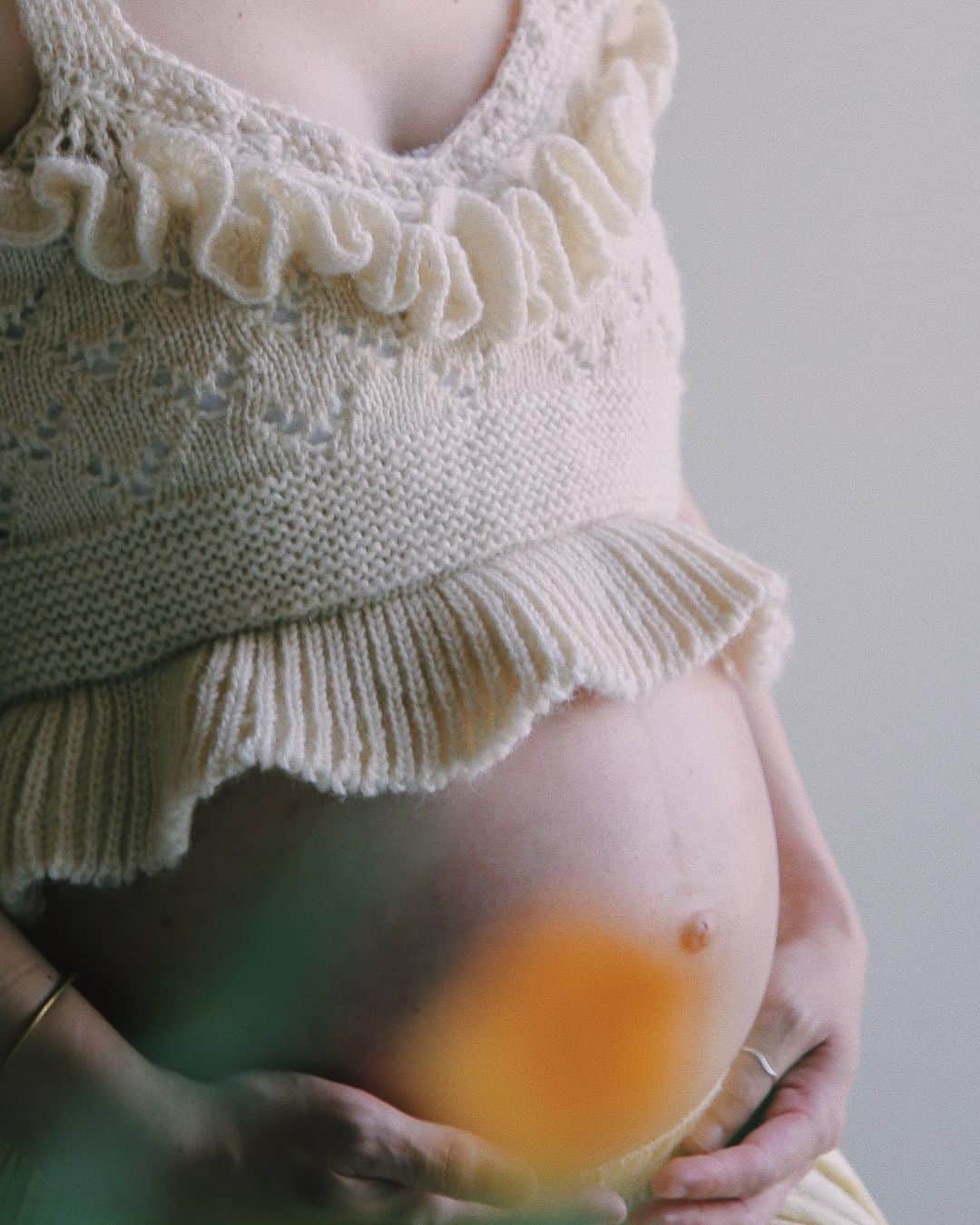 池田泉のインスタグラム：「maternity🕊️  knit  @pur__official  photo  @_.iam.ayu._   妊婦さんって本当神秘的で美しい‥」