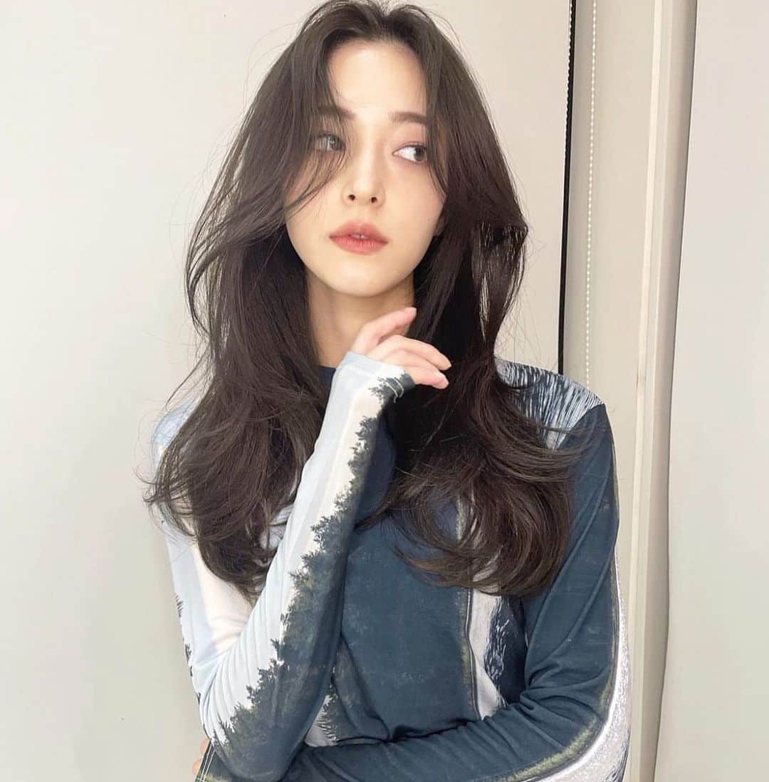 原涼香のインスタグラム：「大人気グレージュ🩶🩶 に #레이어드컷 が今っぽい韓国スタイル🫶🏻🇰🇷 ㅤㅤㅤㅤㅤㅤㅤㅤㅤㅤㅤㅤㅤ おすすめmenu♡ ☑︎カット ☑︎プレミアムケアカラー ☑︎HITAトリートメント ㅤㅤㅤㅤㅤㅤㅤㅤㅤㅤㅤㅤㅤ ㅤㅤㅤㅤㅤㅤㅤㅤㅤㅤㅤㅤㅤ  #SHIMA#韓国ヘア#韓国スタイル#レイヤーカット#ワンホンヘア#ワンホン#ダークトーン#網紅#初カラー#暗髪#ベージュカラー#ラベンダーカラー#グレージュ#オリーブカラー#透明感カラー#銀座美容院#銀座美容室#美容師#시스루뱅#레이어드컷#koreanhair」