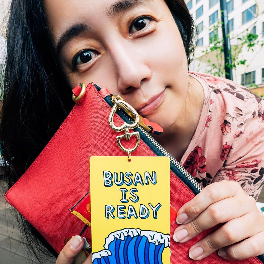 チェ・ソンヒョンさんのインスタグラム写真 - (チェ・ソンヒョンInstagram)「BUSAN IS READY HIP KOREA   처음 보고 너무 예뻐서 키링 나오면 무조건 사야지 했는데~ 2030 엑스포 공식 사이트에 디자인 도안이 무료 배포되었어요😍  (심지어 개인용을 넘어 상업적으로도 써도 된대요)  일러스트레이션으로 크기만 조절해서 폰 케이스랑 아크릴 키링 주문했는데 어제 도착>_< 예쁘다 예쁘다😍😆  내 사랑 남편님의 고향,  사랑하는 우리 어머님이 살고 계시는 부산🤩   2006년 회사 순환근무로 창원에 있을 때 한 두달에 한 번은 부산에 갔던 것 같은데~그렇게 갈 때마다 좋더니만 거기 미래의 내 짝꿍이 살고 있었구나아!   #2030부산세계박람회  유치를 온 마음으로 바라고 바랍니다😍 (마지막 사진 간절한 소망의 입 ㅋㅋㅋ)  추가주문해서 선물하고 싶은 마음 뿜뿜>_<  (저는 키링 사이즈 7x11cm로 주문했는데,  더 작게 만들면 작은 가방에 달거나, 진짜 키링 용도로도 예쁠 거 같아요)  #busanisready #hipkorea #내돈내산 #withgoods #vastan #주문제작키링 #주문제작폰케이스」7月8日 20時51分 - songhyunc