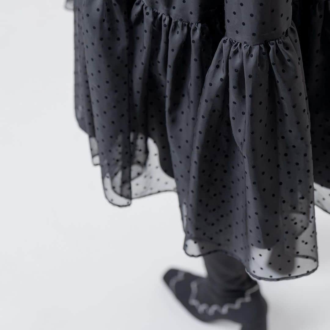 のインスタグラム：「PRE ORDER.  Rilke ¥64,900（tax in） ご予約中は10%OFF.  たっぷりのボリュームが幸福感で満たしてくれるスペシャルなドレスワンピース。 ドット柄のフロッキーが映える柔らかくマットなオーガンジー素材を使用。 裏地にも柔らかな生地を使用し、着心地もリュクスな気分へ。 特別なシーンにはもちろん、ニーハイブーツ(Carenやrosemary）を合わせて、デイリーにタウンユースしてもオススメ。 冬の街並みをドラマティックに演出してくれそうな、気分が高揚する一枚。  ご予約は7/12（wed）お昼13:00まで。  #tsuru #tsurubymarikooikawa #2023winter #preorder」