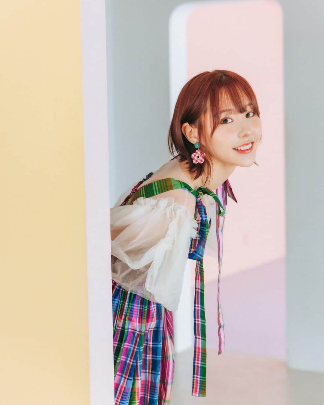 のインスタグラム：「❁⃘自己紹介❁⃘ 虹村かんな(にじむらかんな)です！ﾀﾚﾝﾄ、女優、ｸﾞﾗﾋﾞｱ、モデルと幅広く活動中。 京都出身のB型で実は理系女✌️ 好きな食べ物はトマト🍅=͟͟͞͞🍅=͟͟͞͞=( '-' 🍅 )ﾄﾏﾄﾊﾟﾝﾁ 赤ちゃんの頃勝手に冷蔵庫のトマトを出して貪ってたらしい。 特技はものづくりで特にお洋服作りと鞄作りが好き！写真の服は全て手作り(ˆ꜆ . ̫ . ).ᐟ.ᐟ💮お絵描きも好き♥️🖍 趣味はお笑いを見る事で、特にM-1が大好きで1回戦からチェックしてる🔥 あと、fruit zipperの仲川瑠夏ちゃんのオタクもしてる🌙💜 クールに見られがちだけど、すぐ変顔とかしてふざけちゃうタイプ🫨  どこでも自己紹介ってちゃんとしてないな〜って思って改めてさしてもろた🫰 他に知りたいことあったらコメント欄にかいて😙  #自己紹介 #プロフィール」