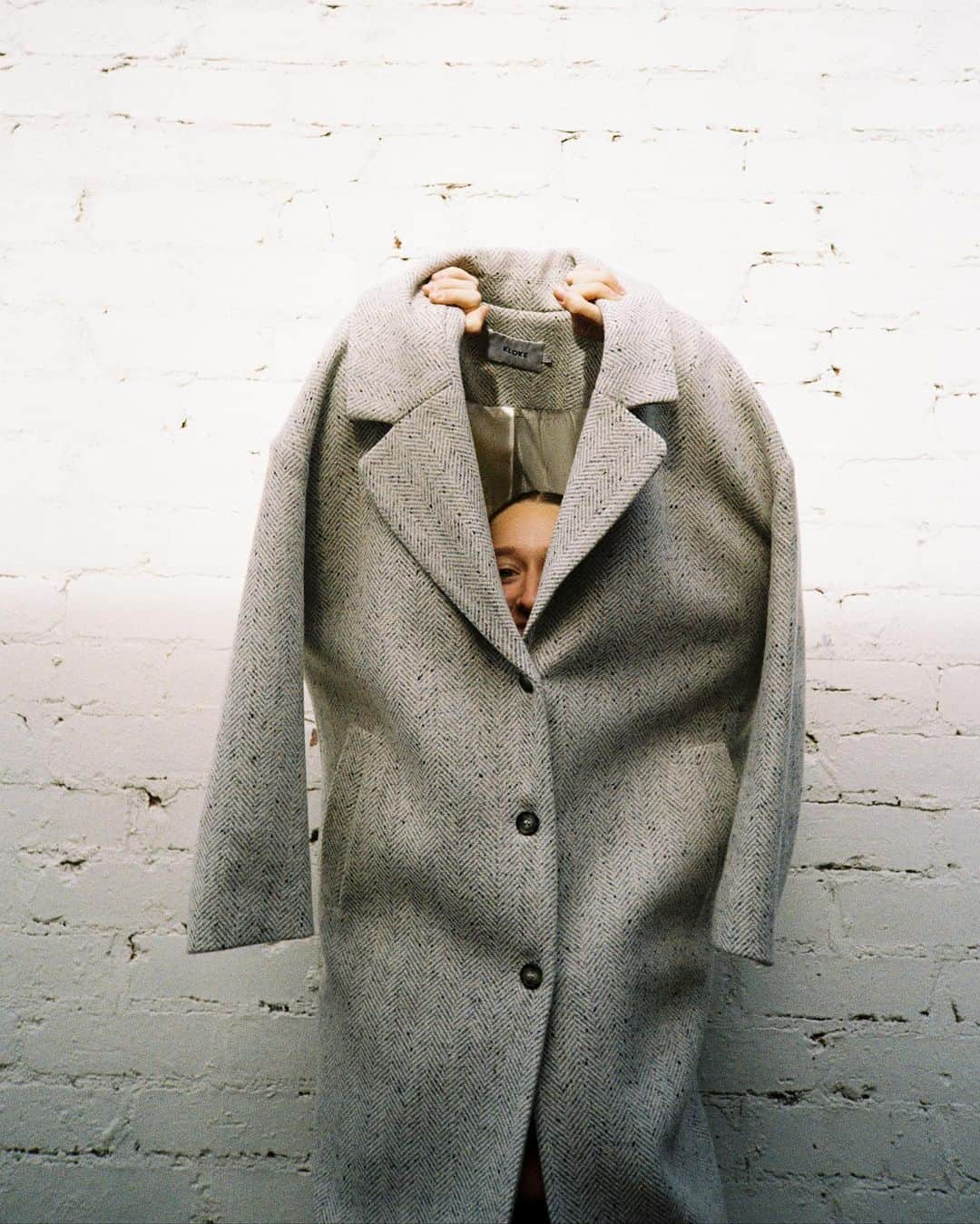 クロークさんのインスタグラム写真 - (クロークInstagram)「Dani holding it up in the Distortion coat ~ our Winter overcoat made from a Japanese wool blend herringbone _ Photo @kitty_wurst」7月8日 20時55分 - kloke