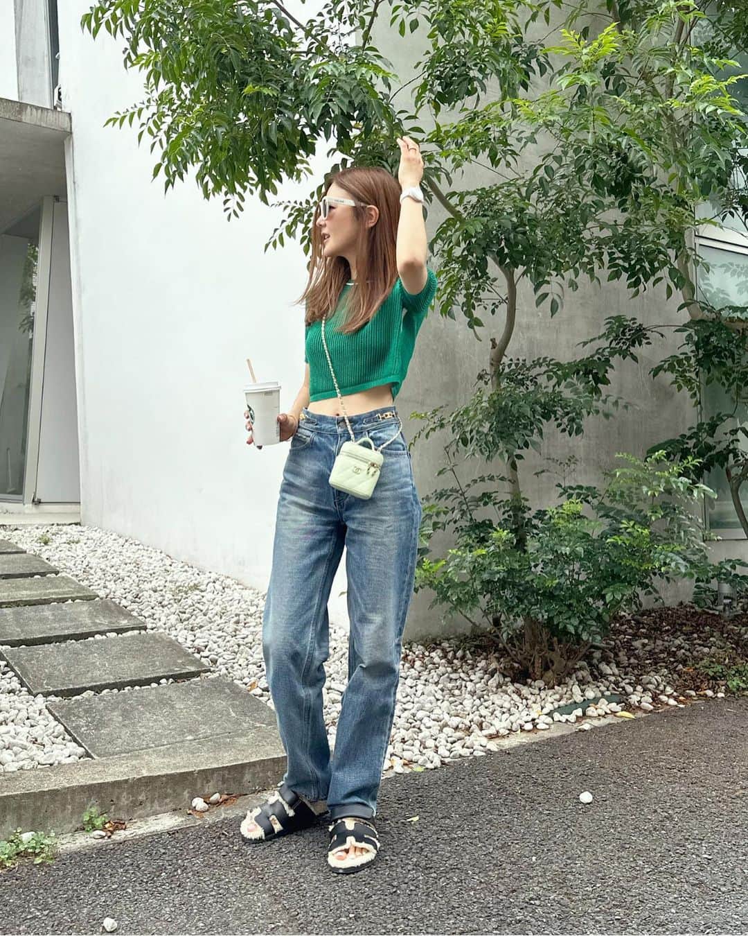 のインスタグラム：「いつかのお仕事帰り💚💚💚  knit…#miumiu denim…#celine sandle…#hermes bag…#chanel  sunglass…#celine  #fashion#outfit#ootd#cordinate#style#ファッション#コーディネート#コーデ#ママコーデ#大人可愛いコーデ#カジュアルコーデ #デニム#デニムコーデ#大人のデニムコーデ」