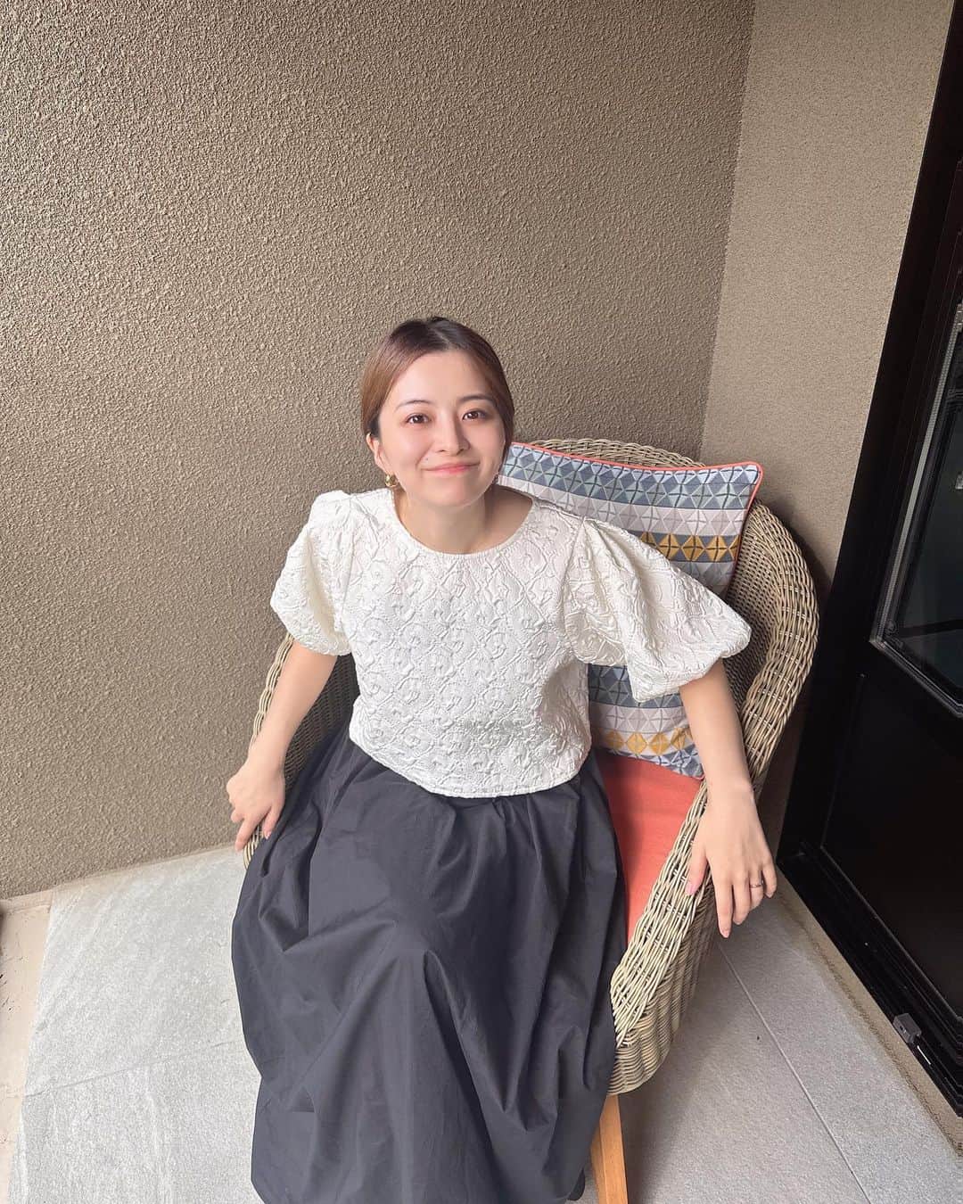 田中優衣のインスタグラム：「全体的に自分でのセットが難しい長さ ですので次の美容室で 可愛いセットを教えてもらおう😗  綺麗めのお洋服着たから お化粧すればよかった⚡️⚡️  Photo by mama」