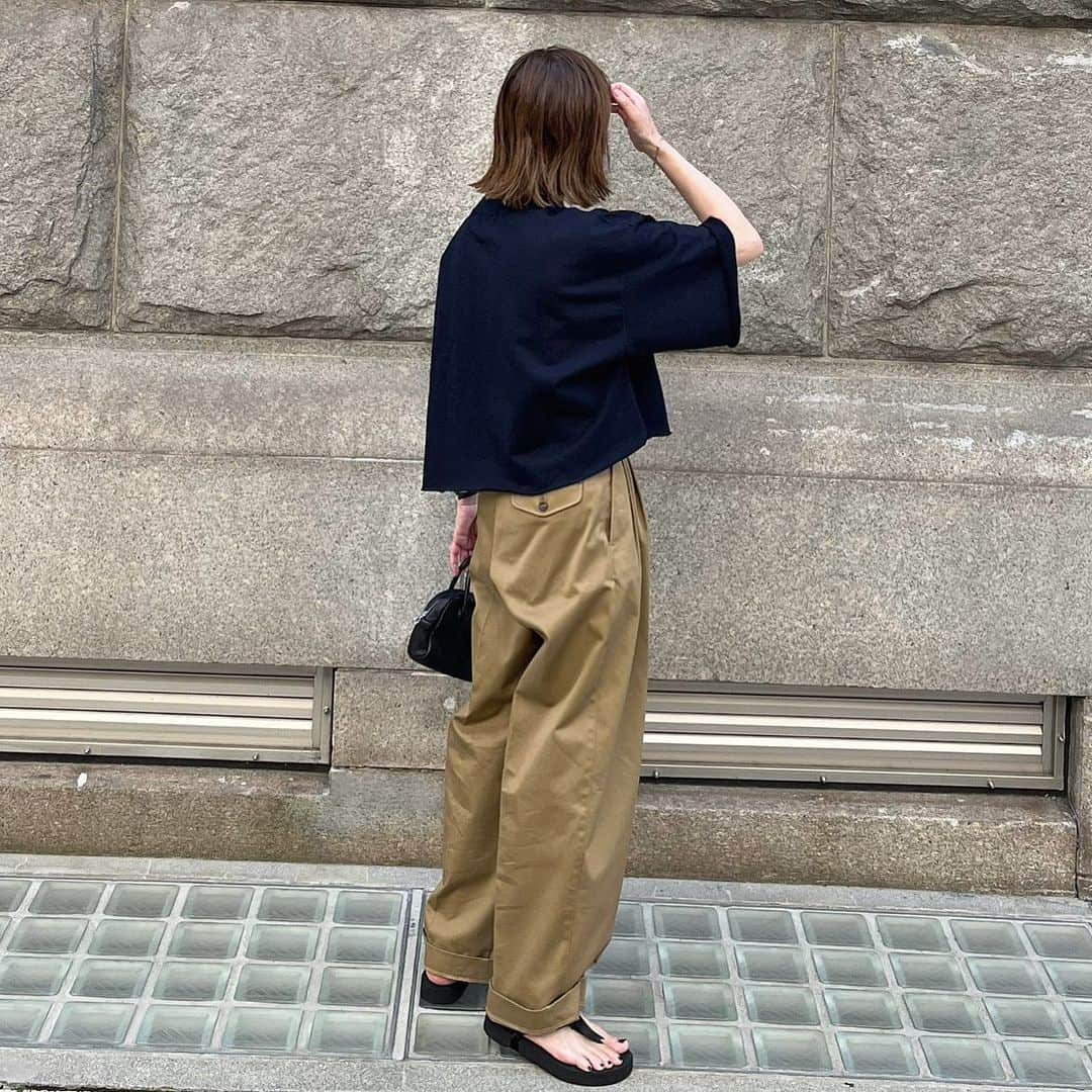 amy102_happyさんのインスタグラム写真 - (amy102_happyInstagram)「リクエストを頂いていたmy Gurkhaのベージュと、　　　　 urake cropped teeのnavy。　　　　　　　　　　　　　　　 urake cropped teeの白とのコーディネートは、一番最初の投稿にピン留めしてます。　　　　　　　　　　 そして、ホームページで詳細が公開されてます✨　　　　　　　　　　 着丈等ご確認頂ければ嬉しいです😊　　　　　 @manonfripes  7/10 21:00から発売です。　　　　　　　　　　　　　　　　　　　　　　  #シンプル#シンプルコーデ#ootd#fashion#コーディネート#coordinate#cluel#fudge#오오티디#데일리패션#madeinjapan #マノンフリップ」7月8日 21時05分 - amy102_happy