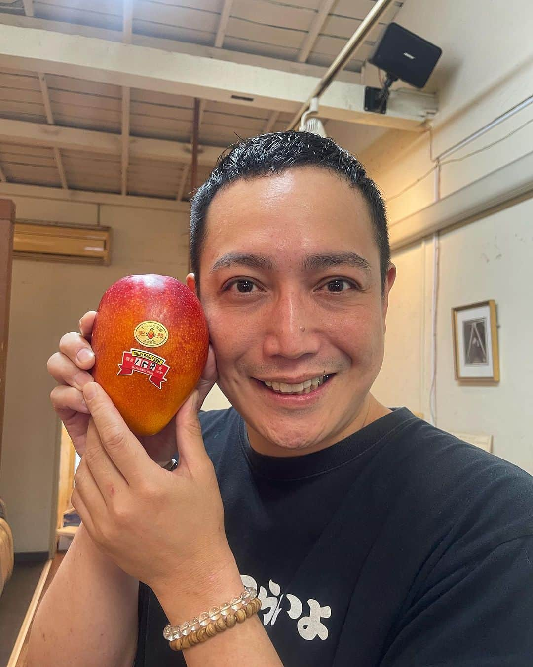 杉本知香さんのインスタグラム写真 - (杉本知香Instagram)「コバさん、暫くガッツリ筋トレ出来てないので 菊っちゃんと吉貴くんと並んだら 小ぶりに見えた🤣 ペレくんいい顔🥭笑 ネゴちゃん変わらずのヘア✂️✨ ウエットスーツ素材のサーフクロス 洗えるしオススメ！  #中目黒美容室 #ケンドーコバヤシ#ケンコバ 元#ギンナナ菊池  #山本吉貴 #ペレ草田 #ネゴシックス #サーフクロス#西部頭髪」7月8日 21時06分 - sugimotoc