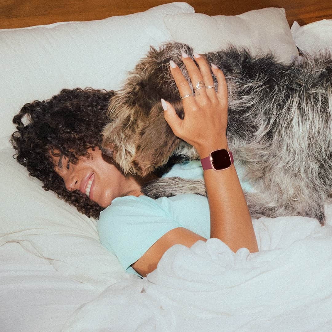 Fitbit Japanのインスタグラム：「#Fitbit のアラームも優秀だけど、これには敵わないかも🐕」
