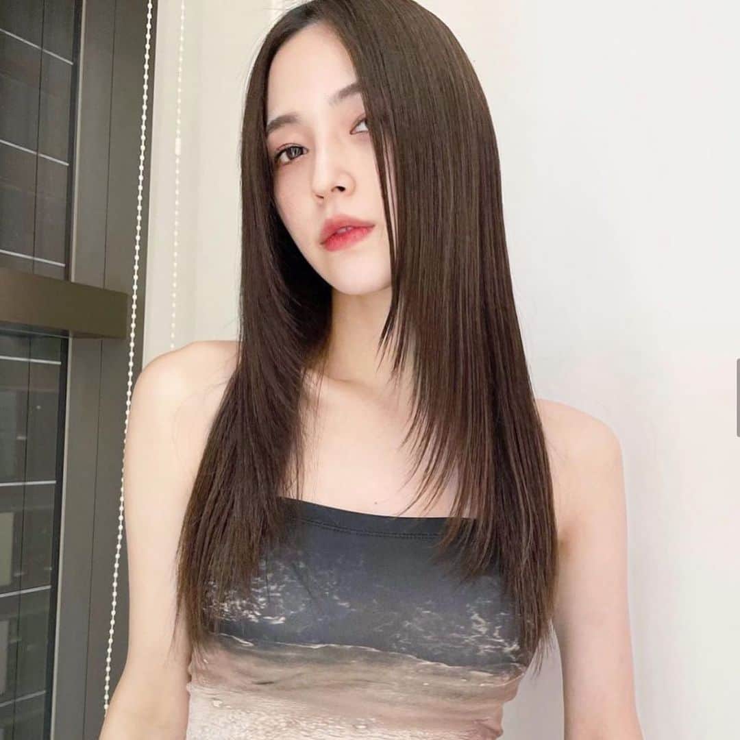 原涼香のインスタグラム：「レイヤーカットに合わせて 梅雨や夏の湿気に負けない " HITAトリートメント "がいま大人気です🩶 ㅤㅤㅤㅤㅤㅤㅤㅤㅤㅤㅤㅤㅤ うねる、広がる、朝のセットを楽にしたい方は " HITAストレート "がとてもオススメです✨ ㅤㅤㅤㅤㅤㅤㅤㅤㅤㅤㅤㅤㅤ 髪に潤い、もちもち髪になり巻きも取れにくくなります🫶🏻 是非体感してください❤️ ㅤㅤㅤㅤㅤㅤㅤㅤㅤㅤㅤ ㅤㅤㅤㅤㅤㅤㅤㅤㅤㅤㅤㅤㅤ  #SHIMA#韓国ヘア#韓国スタイル#レイヤーカット#ワンホンヘア#ワンホン#ダークトーン#網紅#初カラー#暗髪#ベージュカラー#ラベンダーカラー#グレージュ#オリーブカラー#透明感カラー#銀座美容院#銀座美容室#美容師#시스루뱅#레이어드컷#koreanhair」