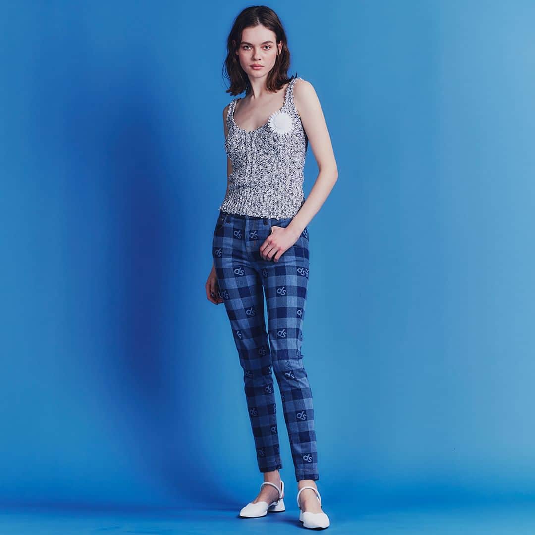 Double Standard Clothingのインスタグラム：「. NEW ARRIVAL 2023 PRE-FALL COLLECTION . [TOPS] DSC / コンパクトキャミソール price. 27,500円(税込) color. オフ / ブラック size. 36 / 38 . [BOTTOMS] DSC / ロゴハイウエストスキニーデニム price. 42,900円(税込) color. ブルー size. 36 / 38 . ------------------------------------------ #doublestandardclothing #tokyo #DSC #sov #nightstore #fashion #ootd #2023prefall」