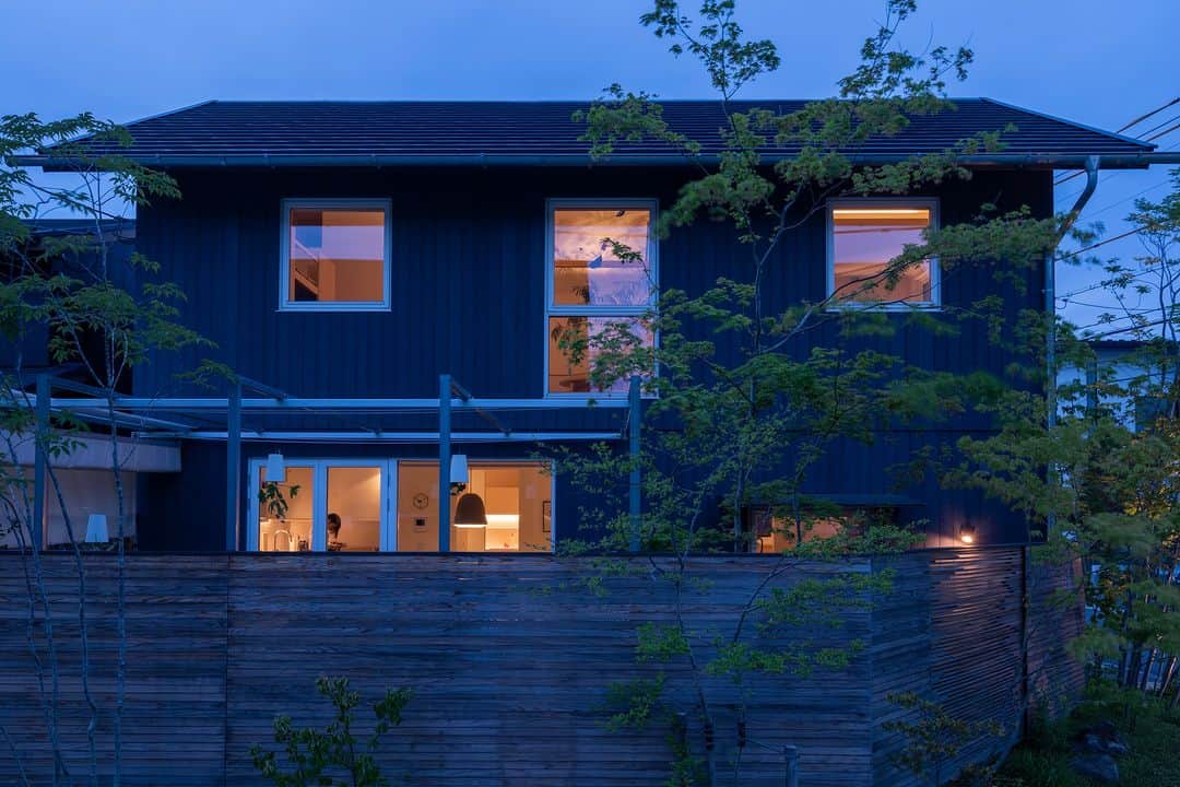 アイトフース | 北欧住宅｜注文住宅｜広島・岡山・山口のインスタグラム：「"室内から庭を楽しみ、外から庭と家を楽しむ" 日本の建築様式の特徴である「内外のつながり」をコンセプトの一つに、暮らしを楽しむための住まいづくりを提案しています。 視線を遮りプライベートな空間にすることで、テラスの使い方もぐっと広がります。 . . . ---------------------------------- top｜@aitohus @aitoliv @aito_sauna ---------------------------------- #aitohus #庭のある暮らし . . . アイトフースは、創業時(1995)より 住環境先進国北欧の 「人」が中心という考え方から 生まれるデザインをお手本とし、 同時に古来「庭屋一如」という 日本建築様式を大切に、 和と北欧を融合させた 住宅設計施工を行なっています。 . 家を好きな場所にすると 人生は楽しい。 アイトフースの住まいが 家族にできること。 . 温熱環境によるストレスがなく、 家事労働を1/2以下に軽減し、 自然を身近に感じられる、 そんなゆたかな暮らしをご提案しています。  . #和と北欧 #ジャパンディ #自然素材の家 #和モダン #パッシブデザイン #北欧家具 #木製サッシ #建築 #住宅 #広島注文住宅 #岡山注文住宅 #テラス #プライベートテラス #照明計画 #北欧照明 #house #housedesign #japanhouse #modernhouse」